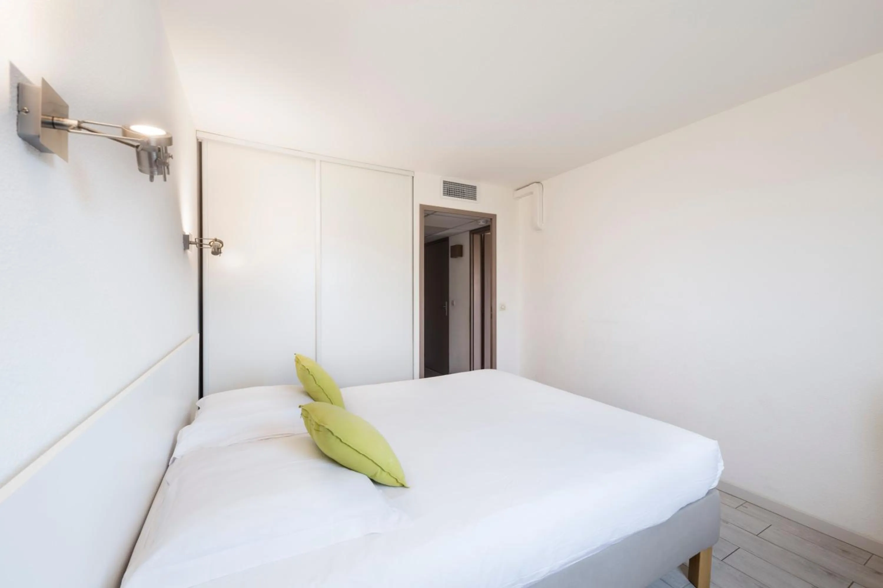 Bedroom, Bed in Garden & City Aix En Provence - Puyricard