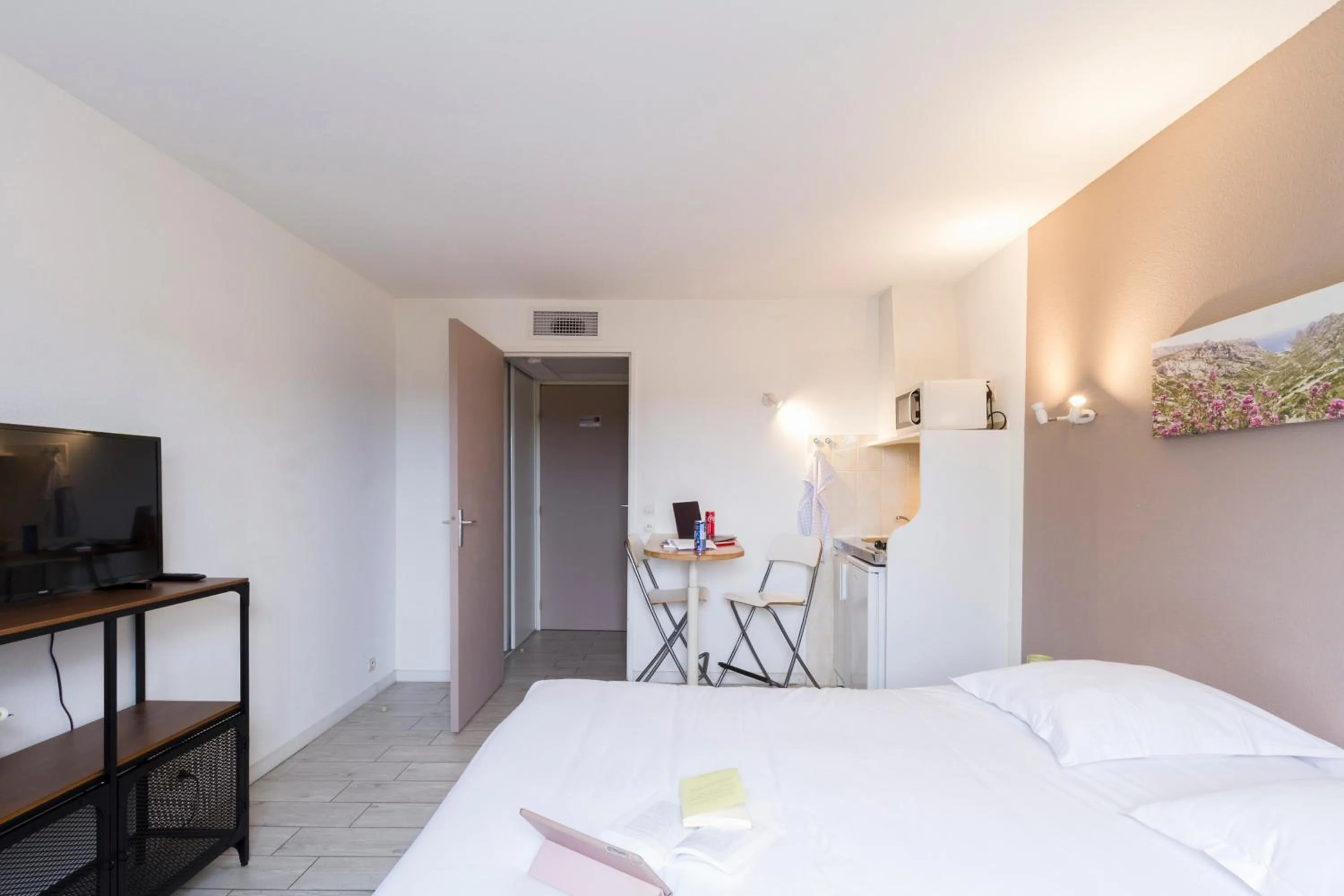 Photo of the whole room, Bed in Garden & City Aix En Provence - Puyricard