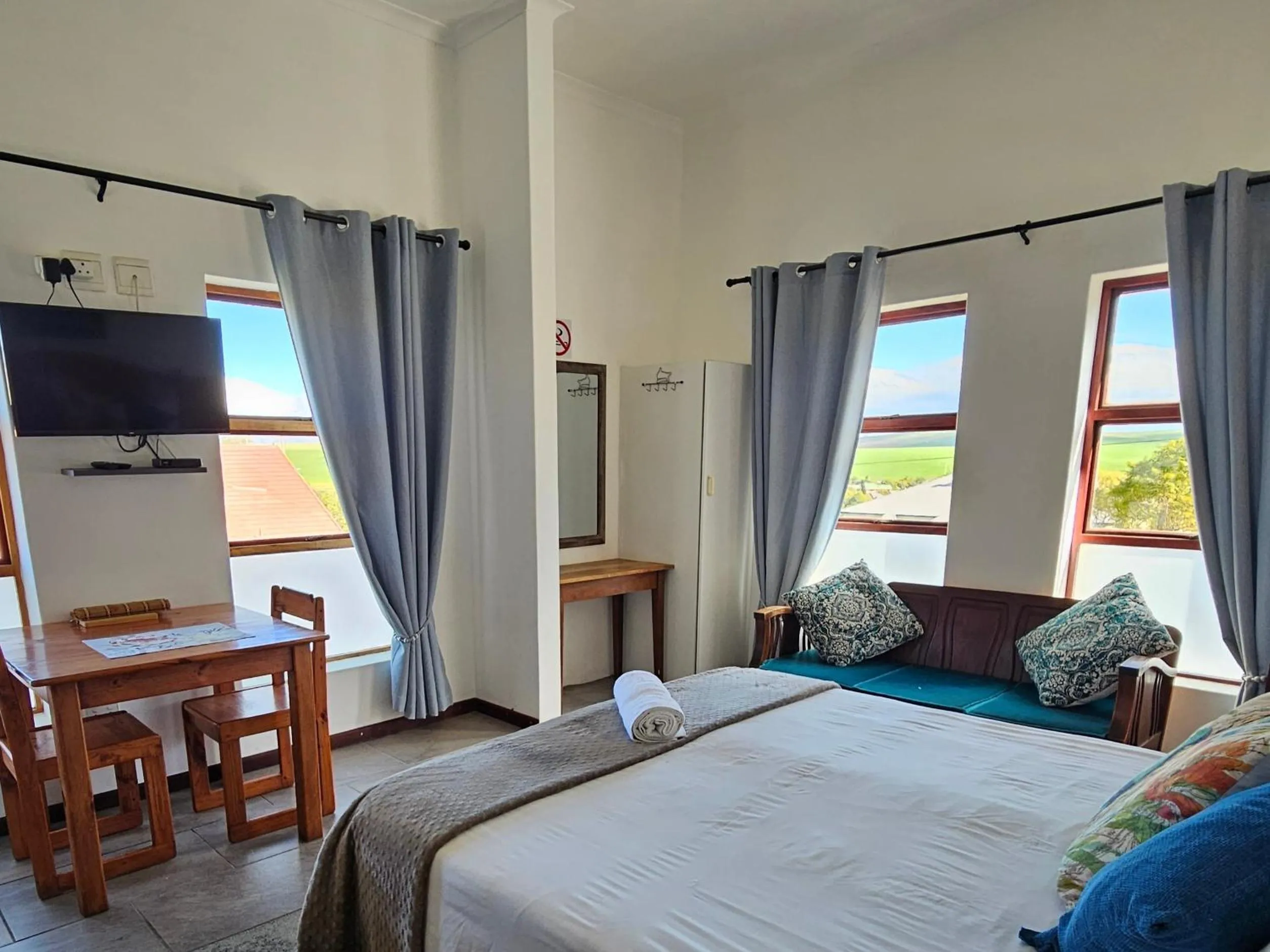 Seating area, Bed in Kelkiewyn Guesthouse Caledon