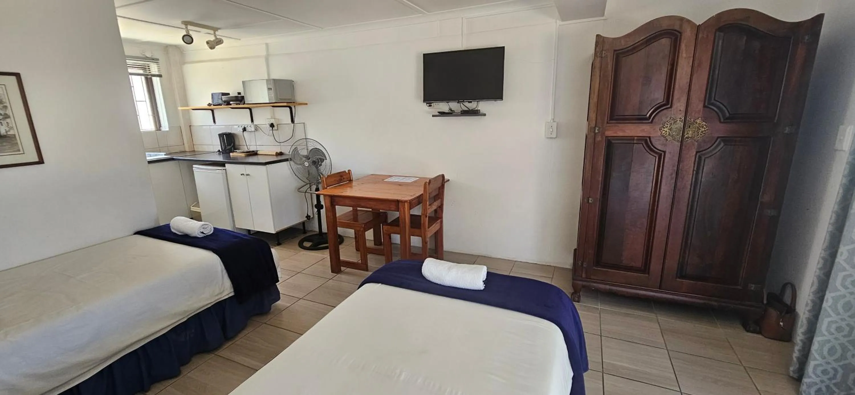 Kitchen or kitchenette, Bed in Kelkiewyn Guesthouse Caledon