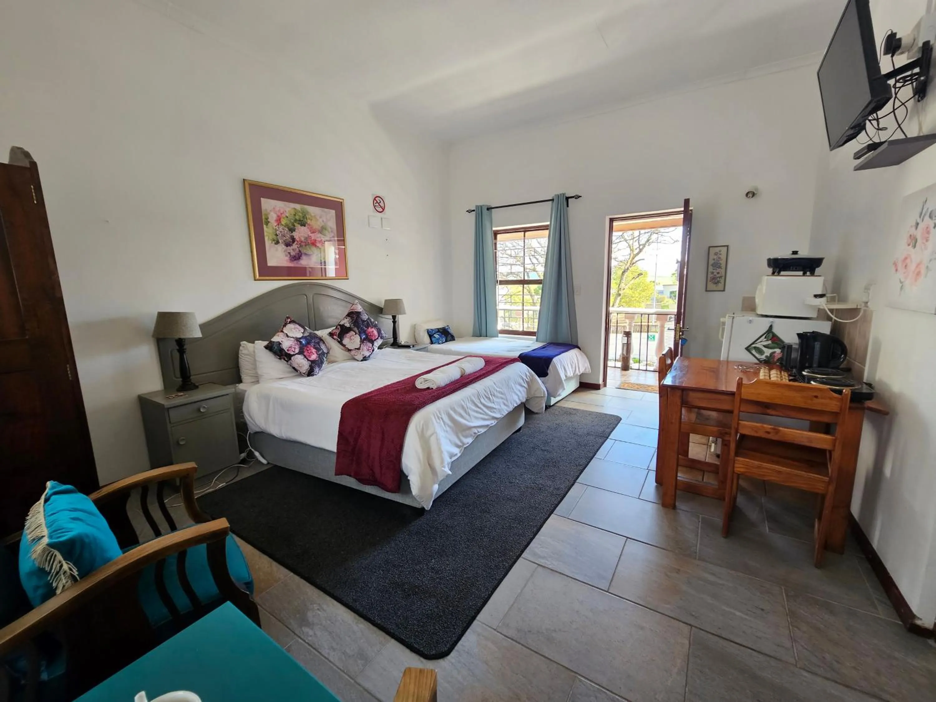 Seating area, Bed in Kelkiewyn Guesthouse Caledon