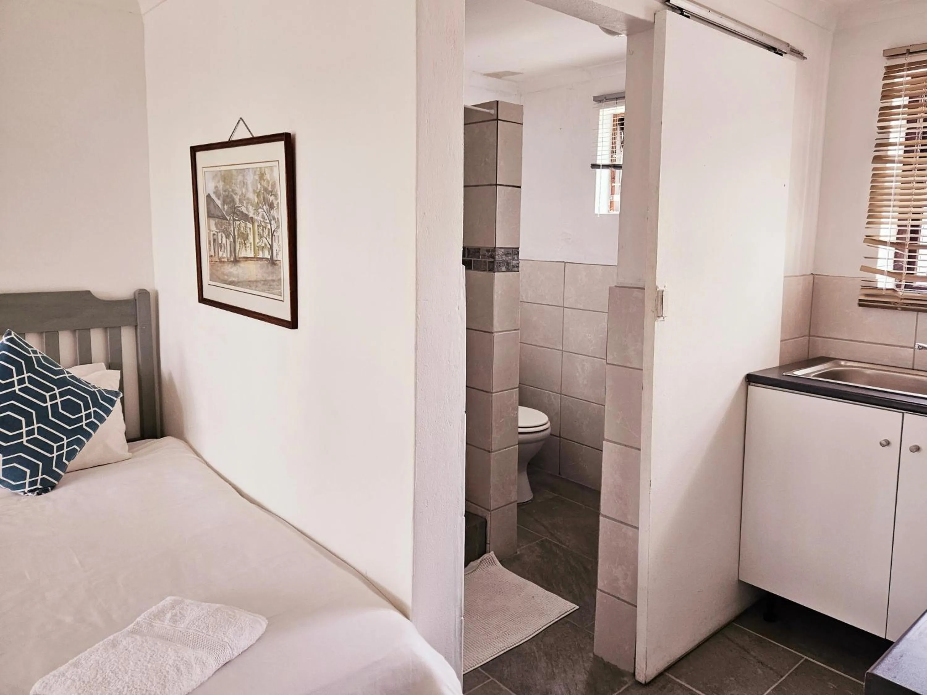 Bathroom, Bed in Kelkiewyn Guesthouse Caledon