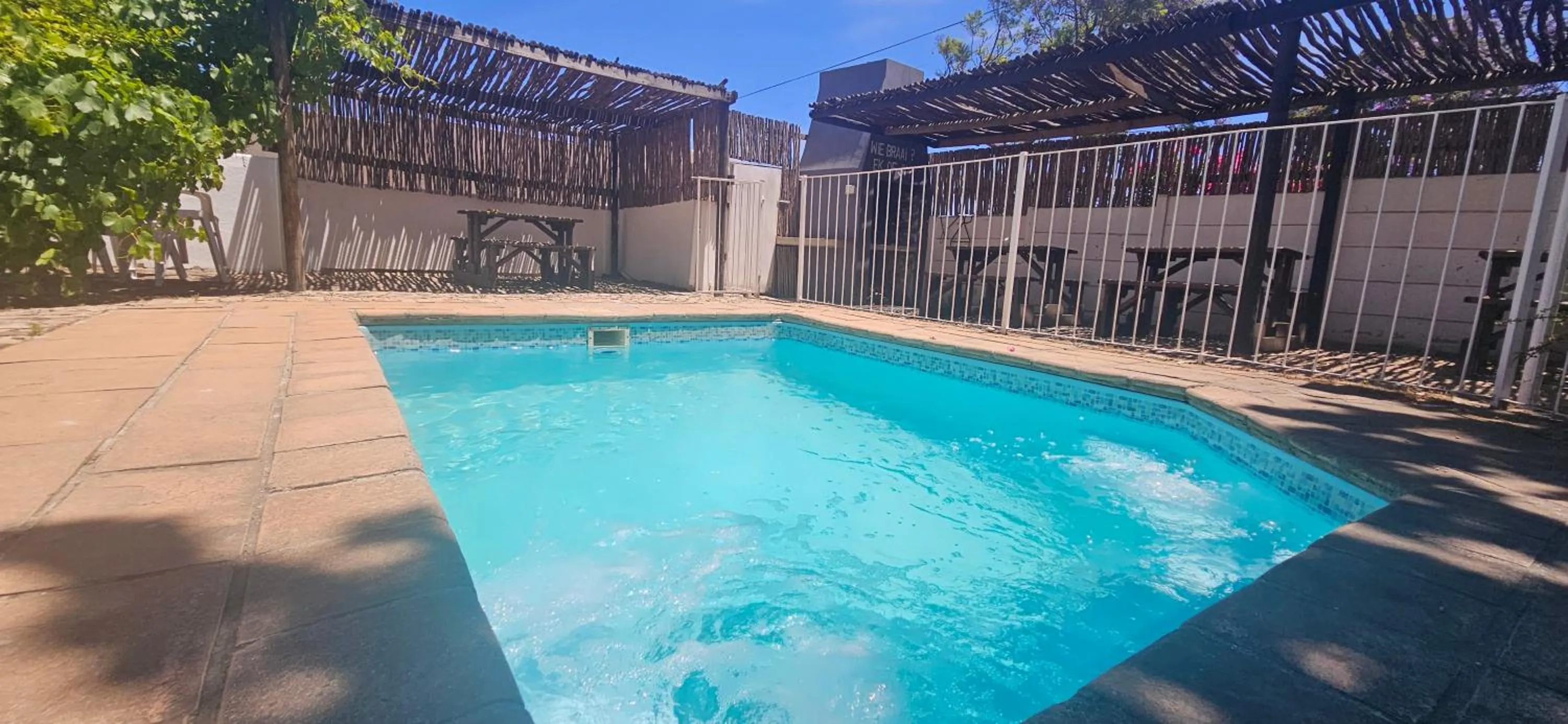 Swimming pool in Kelkiewyn Guesthouse Caledon