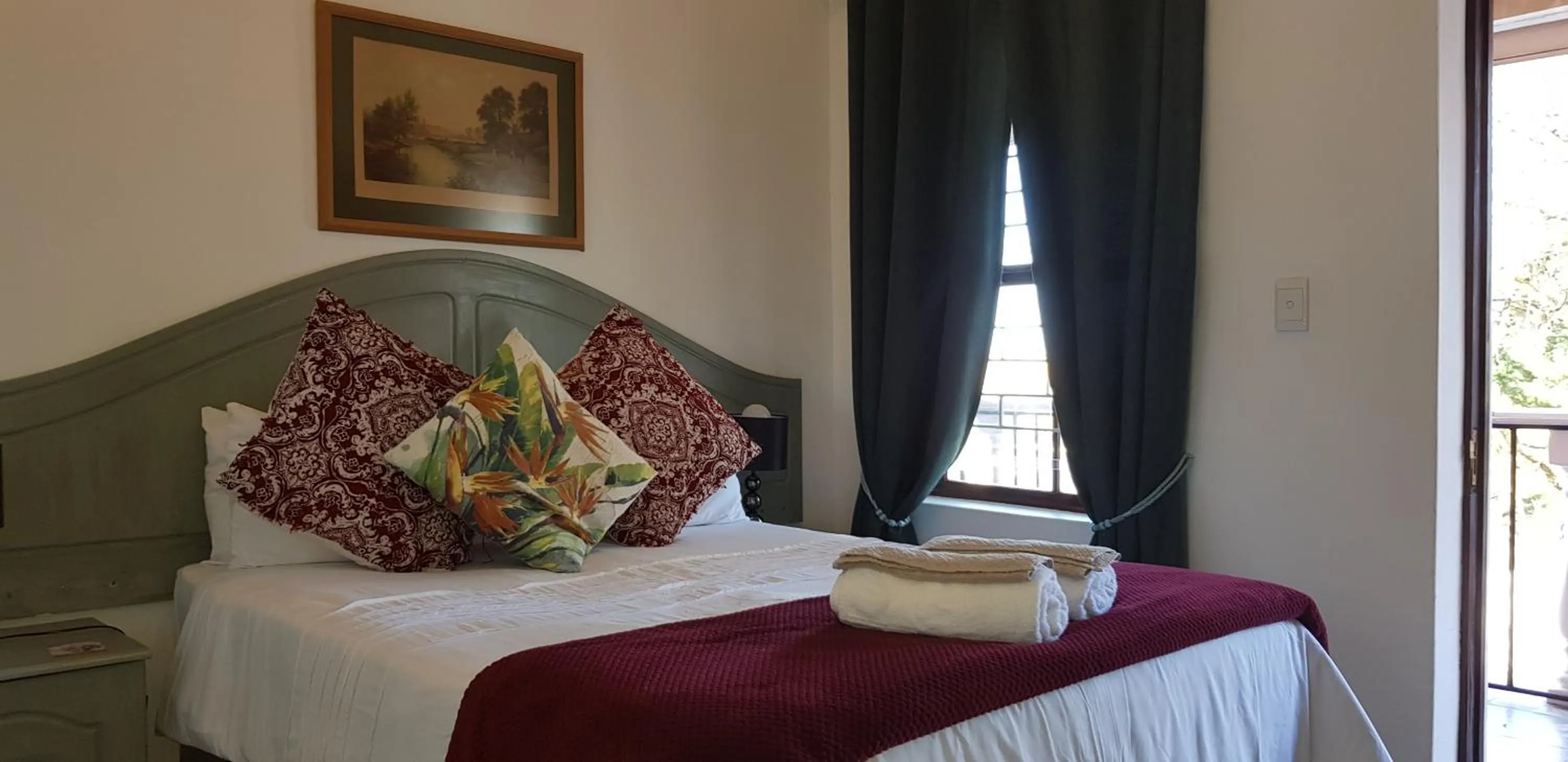 Bed in Kelkiewyn Guesthouse Caledon