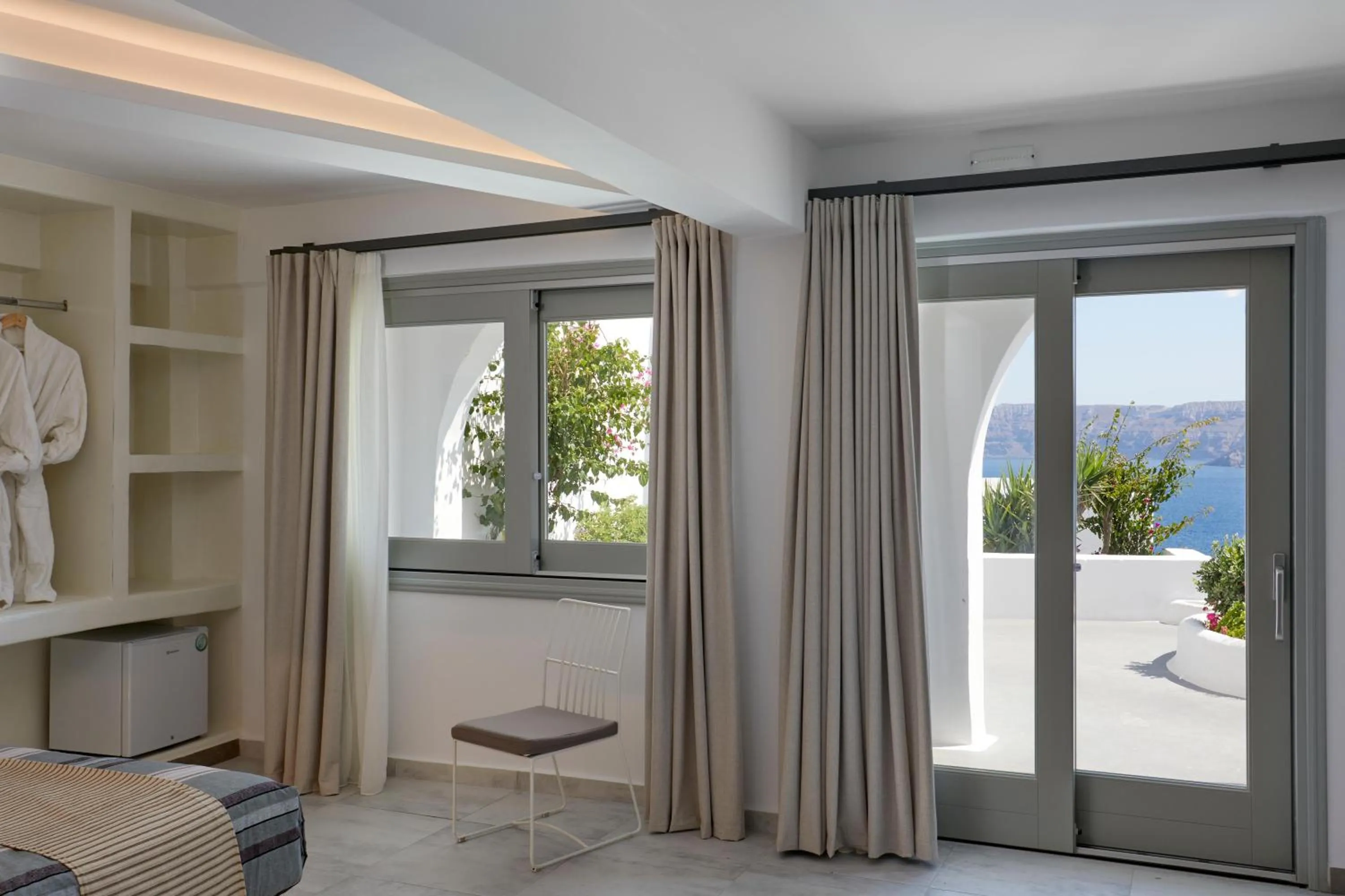 Photo of the whole room, Bed in Santorini View