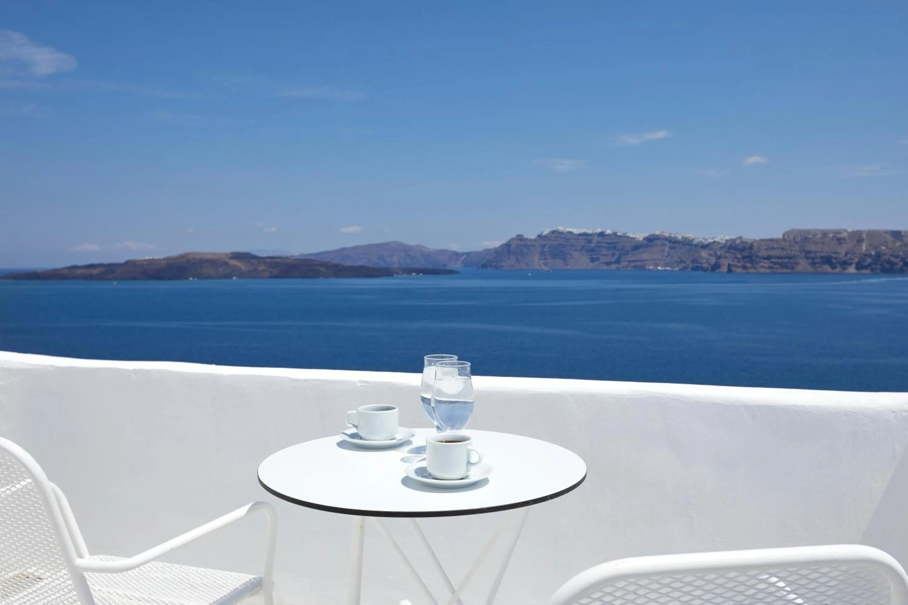 Photo of the whole room in Santorini View