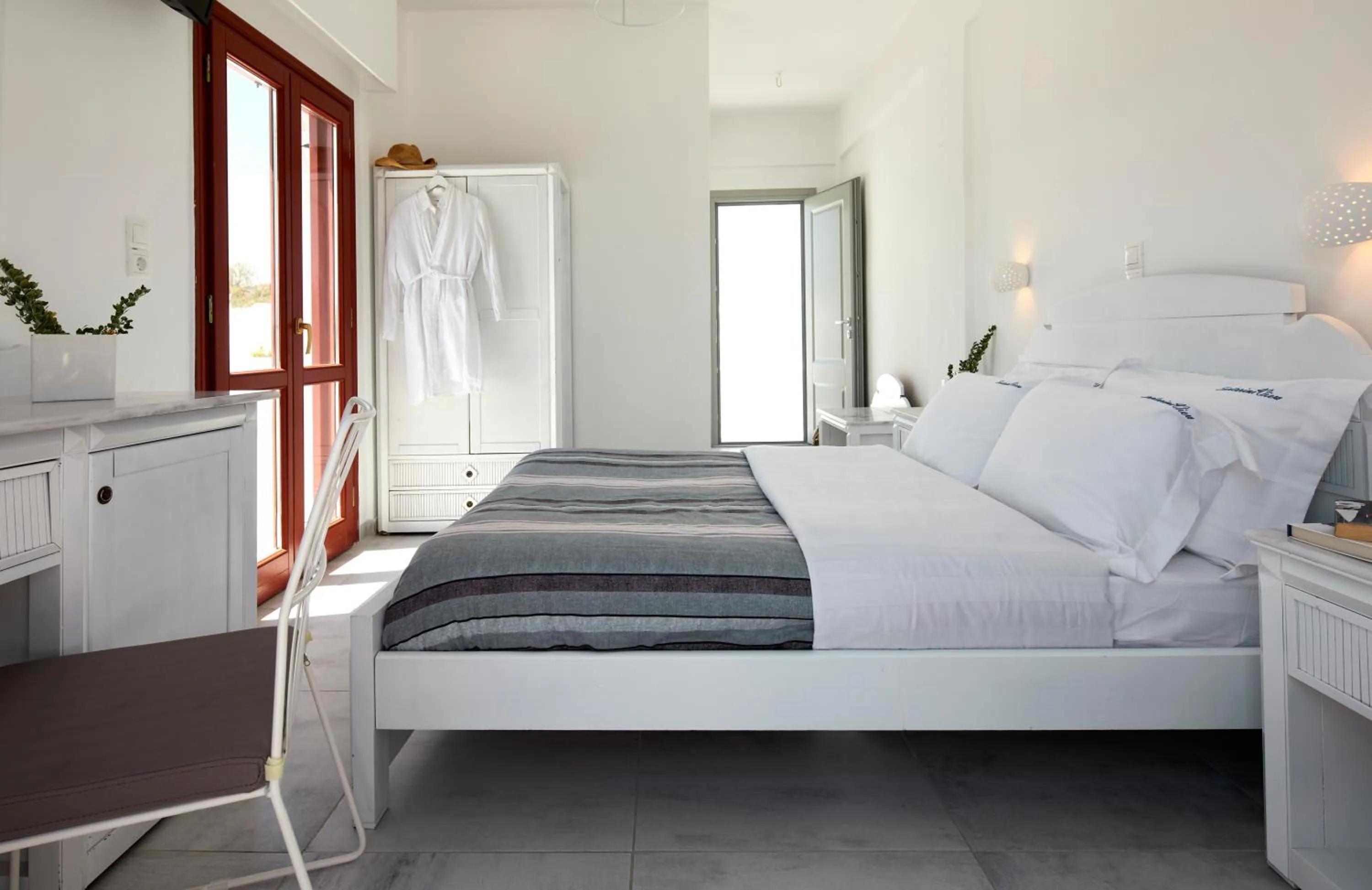 Bed in Santorini View