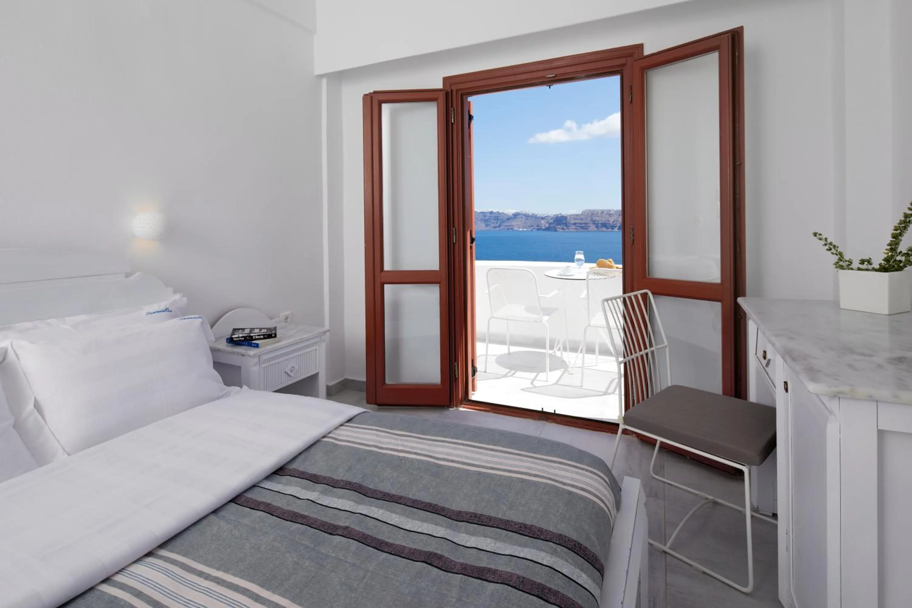 Bed in Santorini View