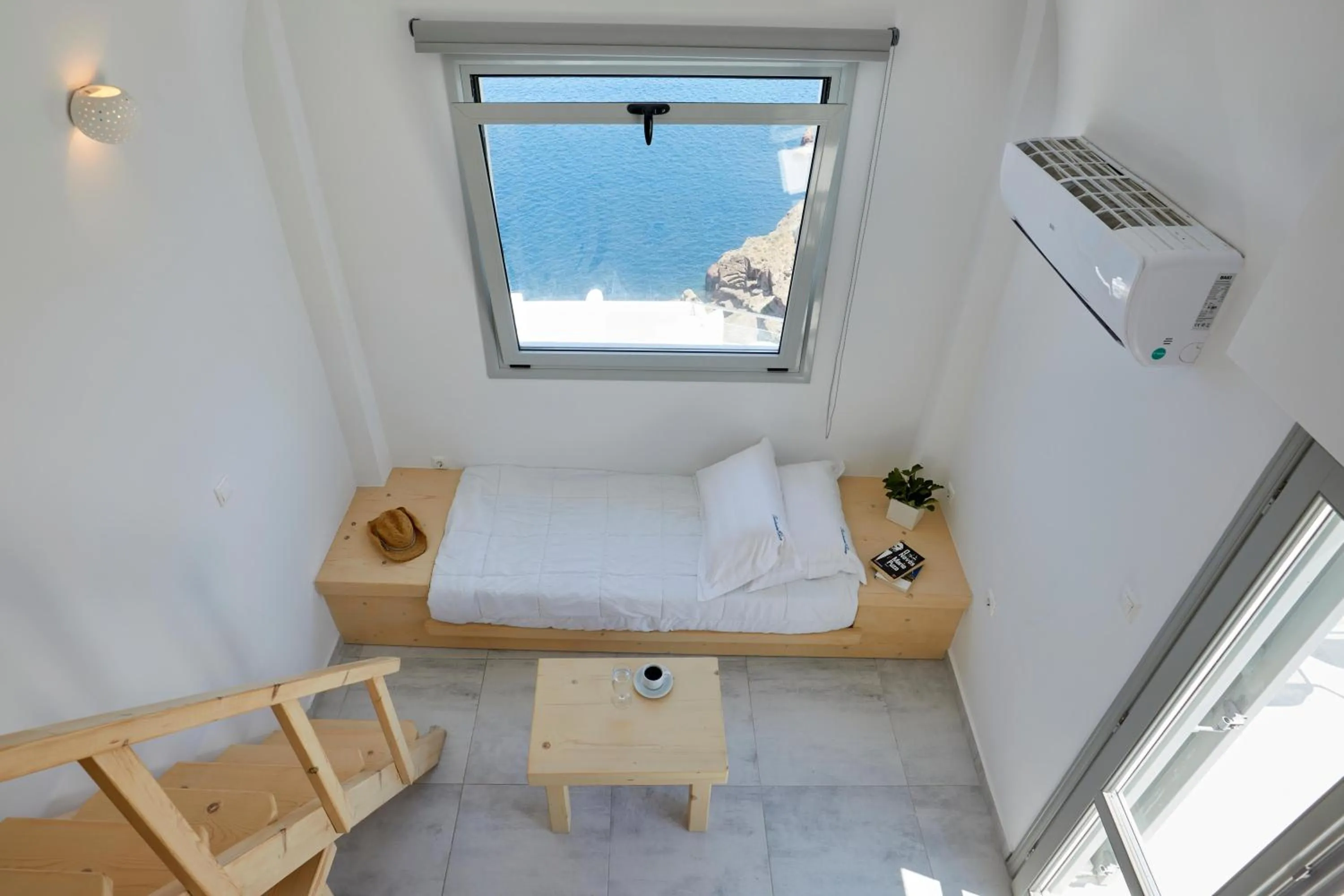 Photo of the whole room, Bed in Santorini View