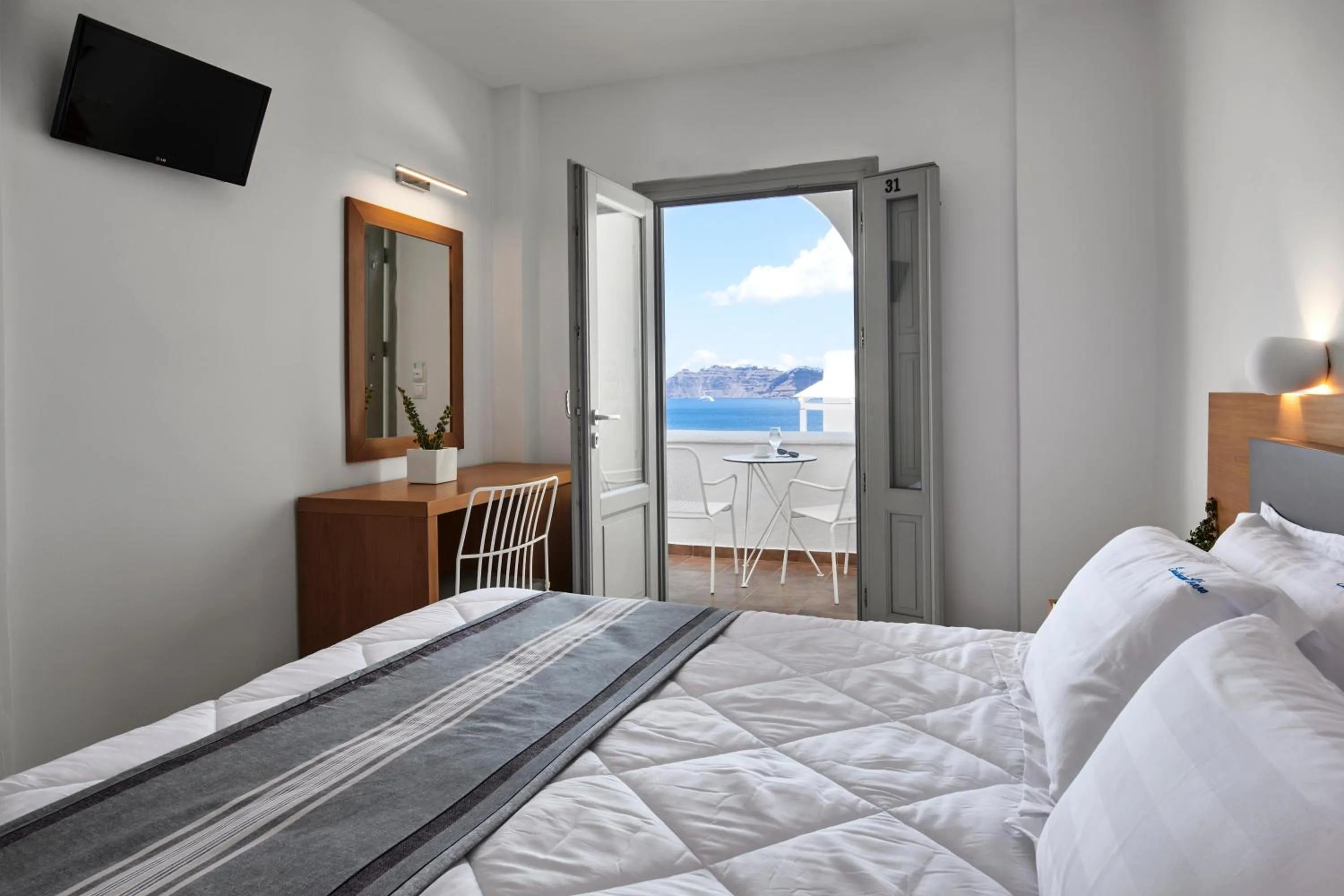 Photo of the whole room, Bed in Santorini View