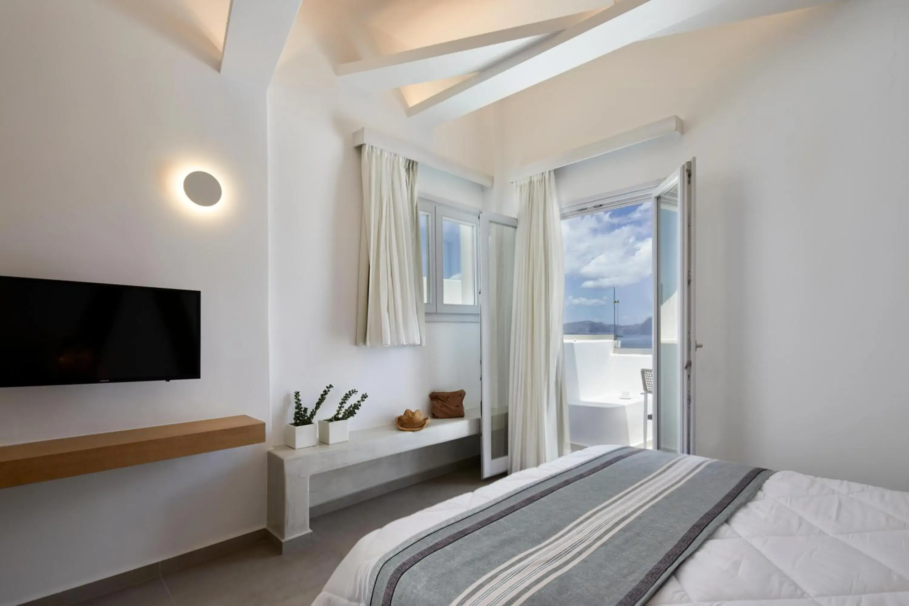 Photo of the whole room, Bed in Santorini View Photo of the whole room, Bed in Santorini View