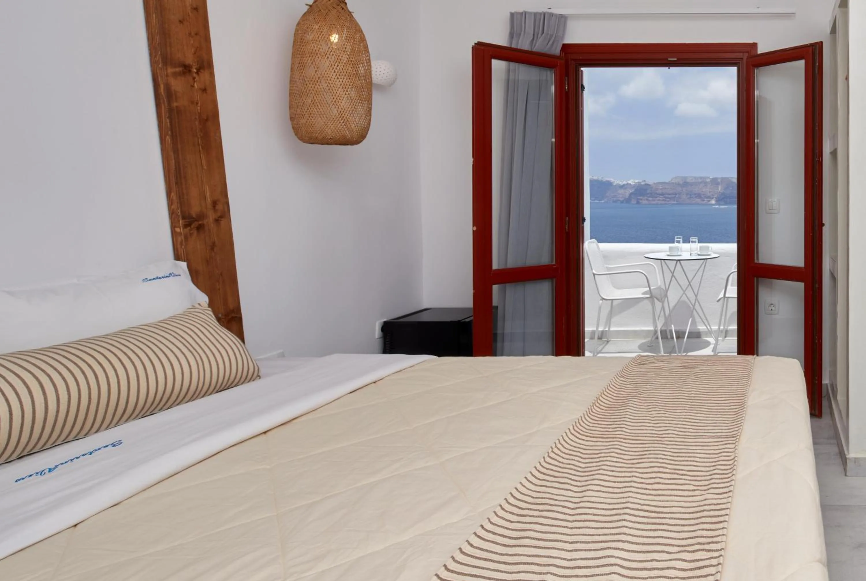 Photo of the whole room, Bed in Santorini View