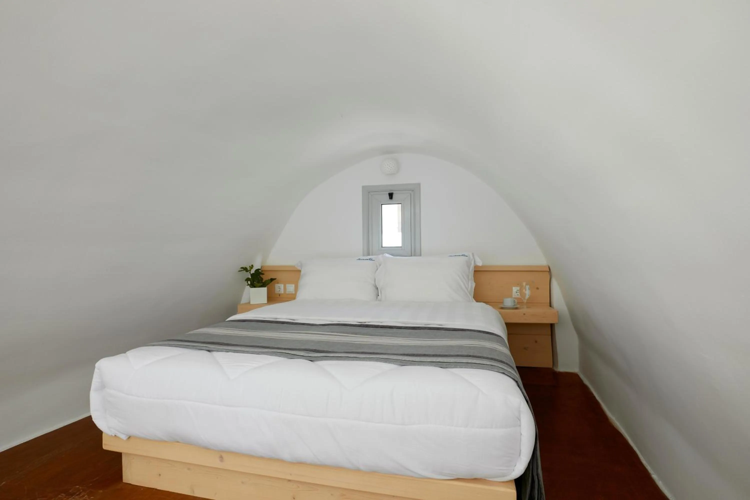 Photo of the whole room, Bed in Santorini View