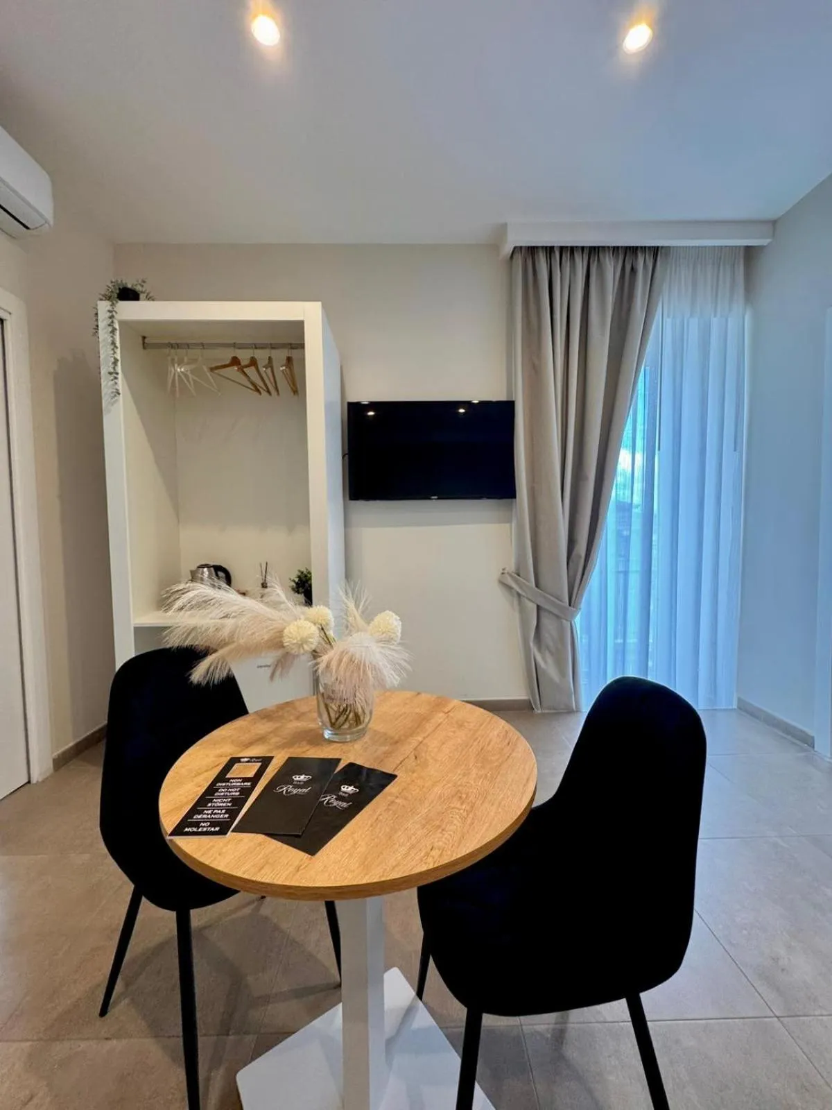 Photo of the whole room in Philip Royal