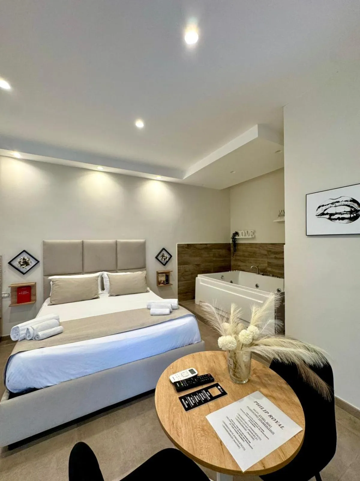 Bedroom, Bed in Philip Royal