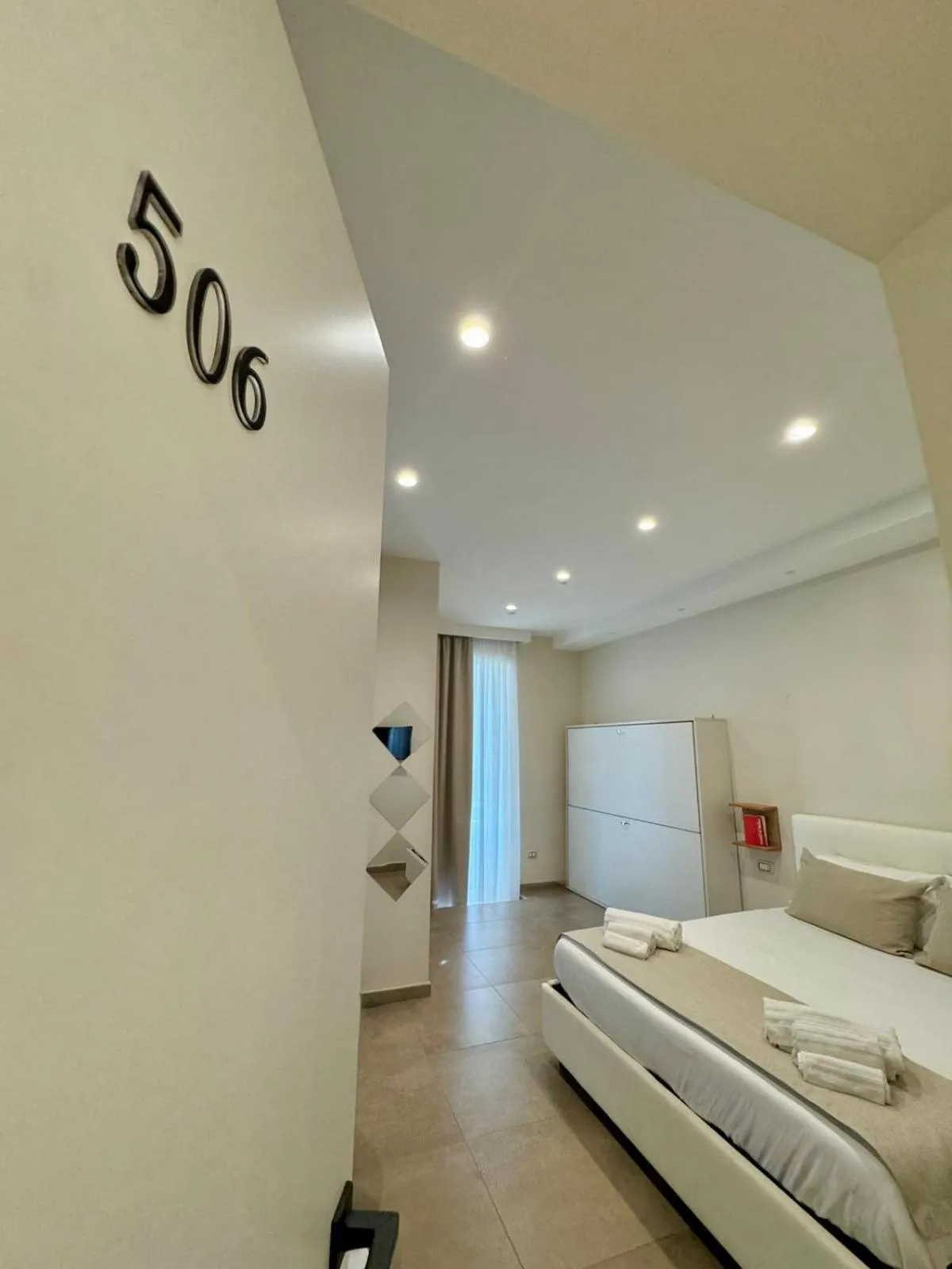 Photo of the whole room, Bed in Philip Royal