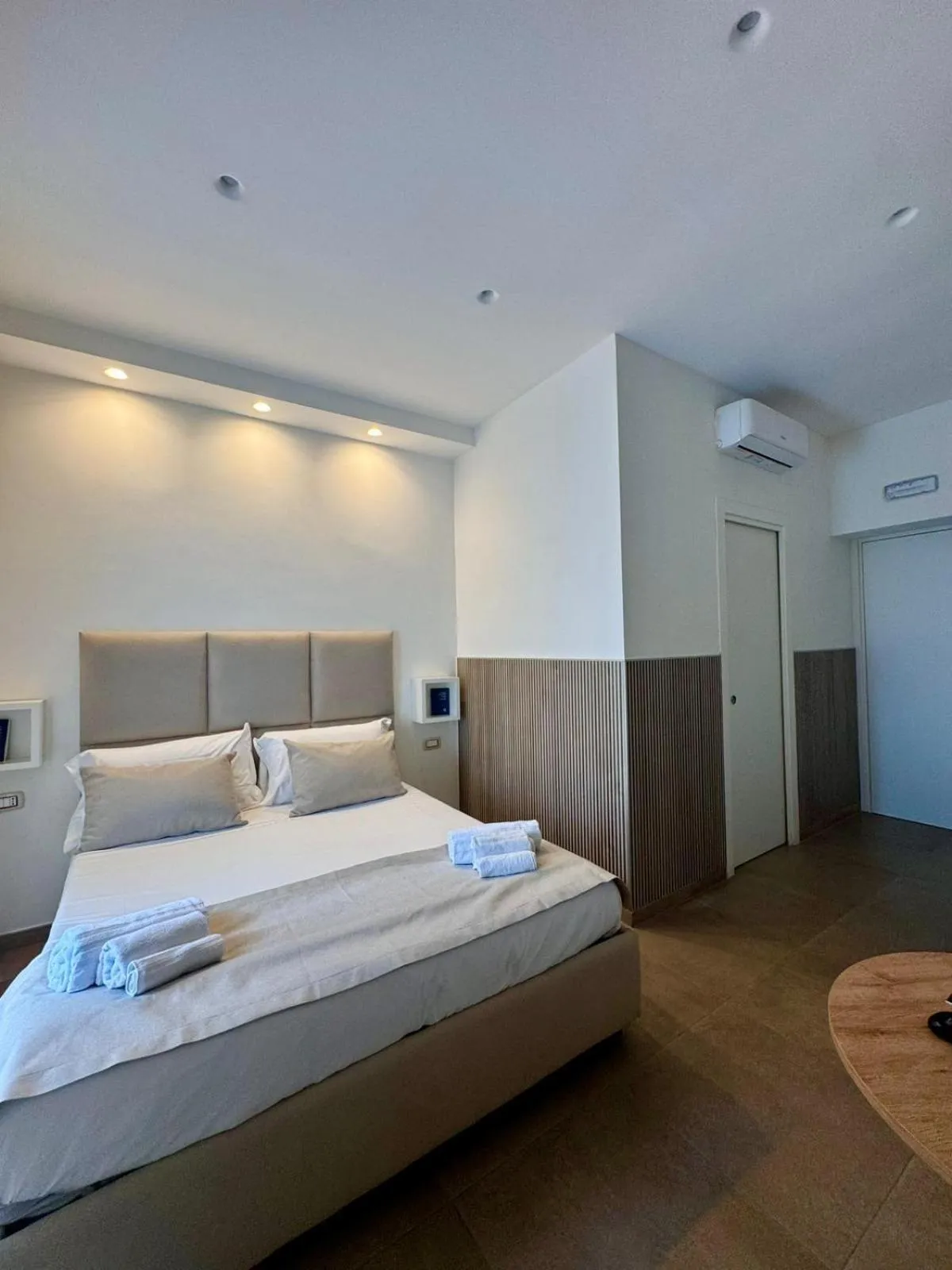 Photo of the whole room, Bed in Philip Royal