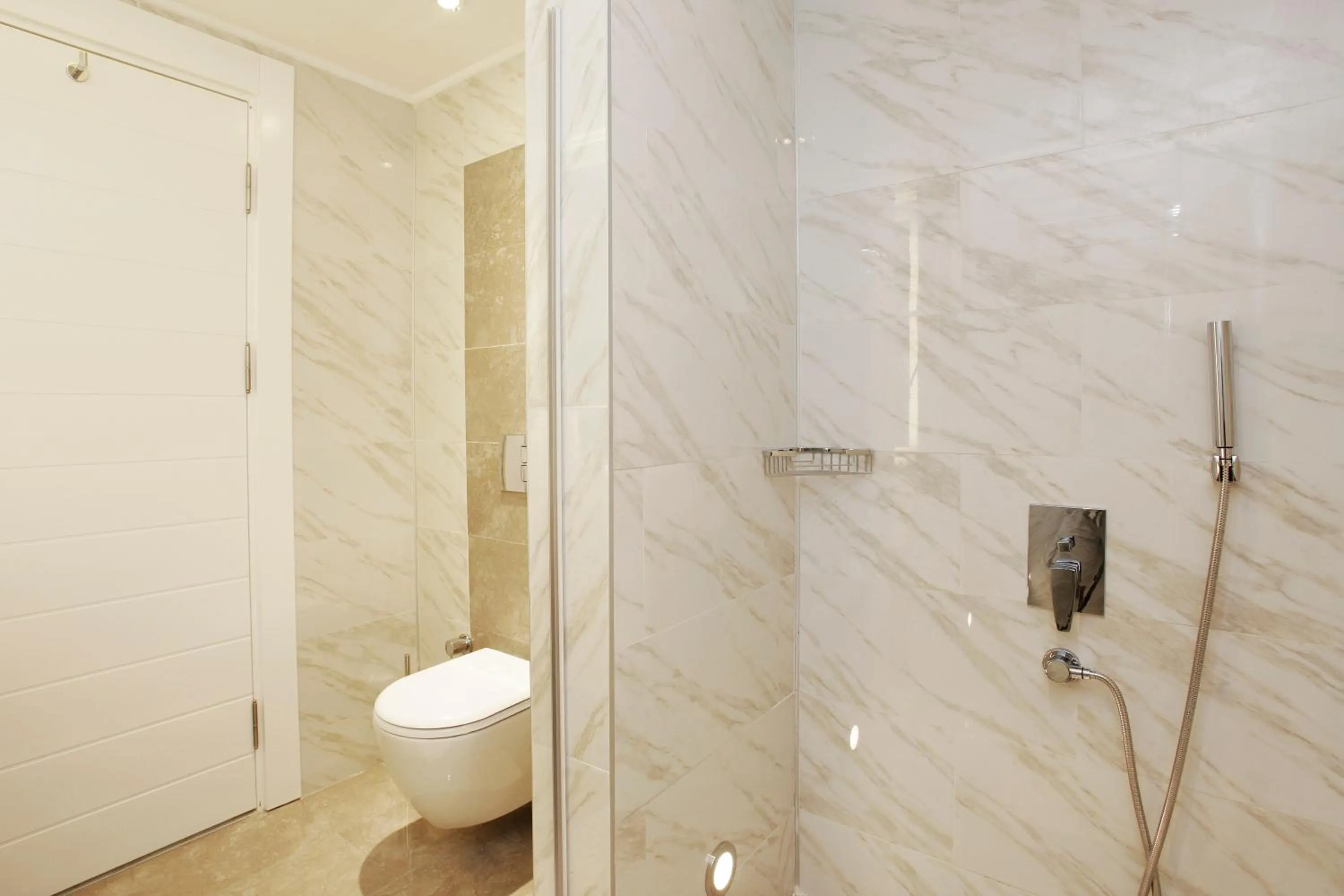 Shower in Kleopatra Suit Hotel