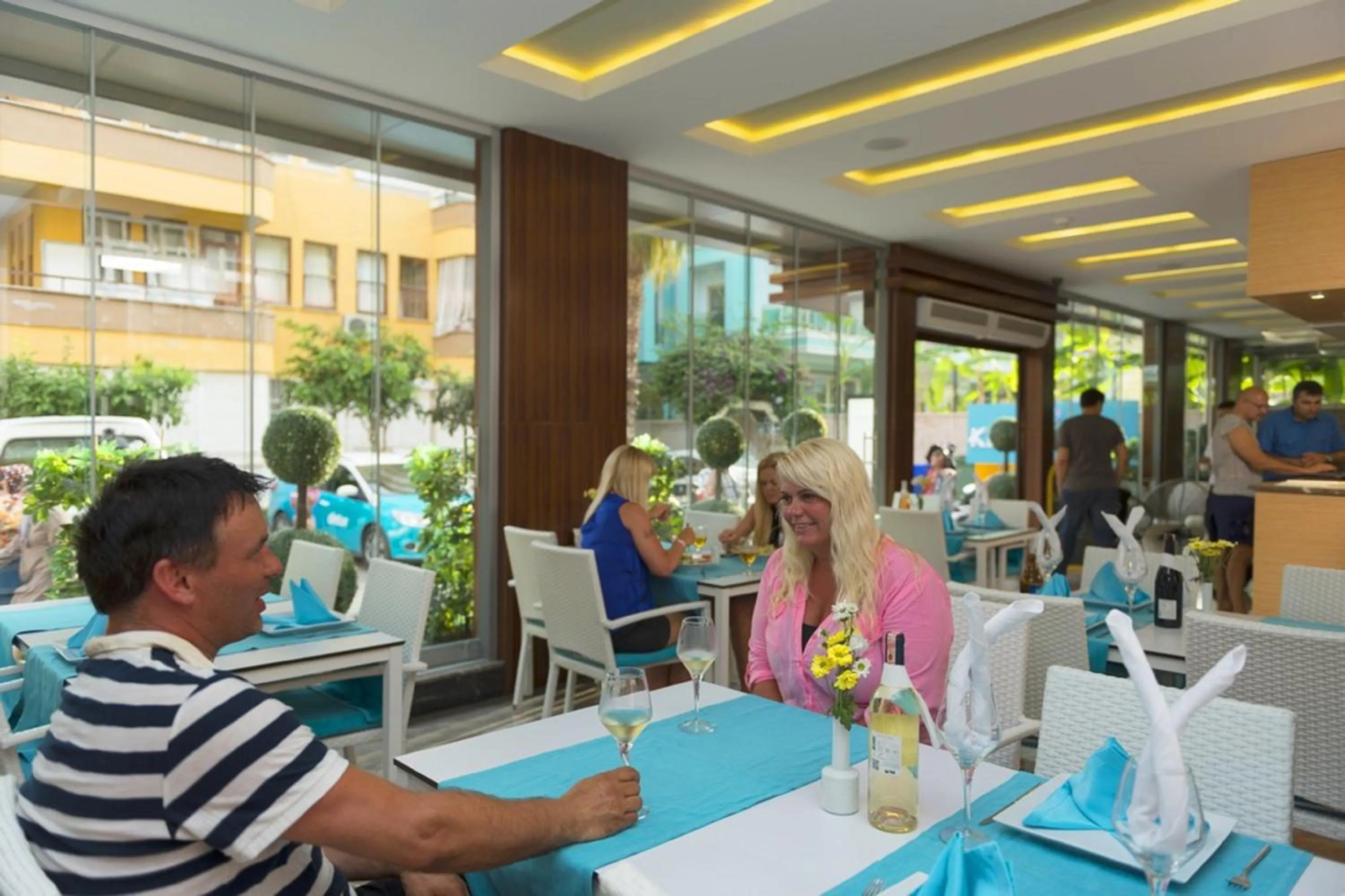 Restaurant/places to eat in Kleopatra Suit Hotel