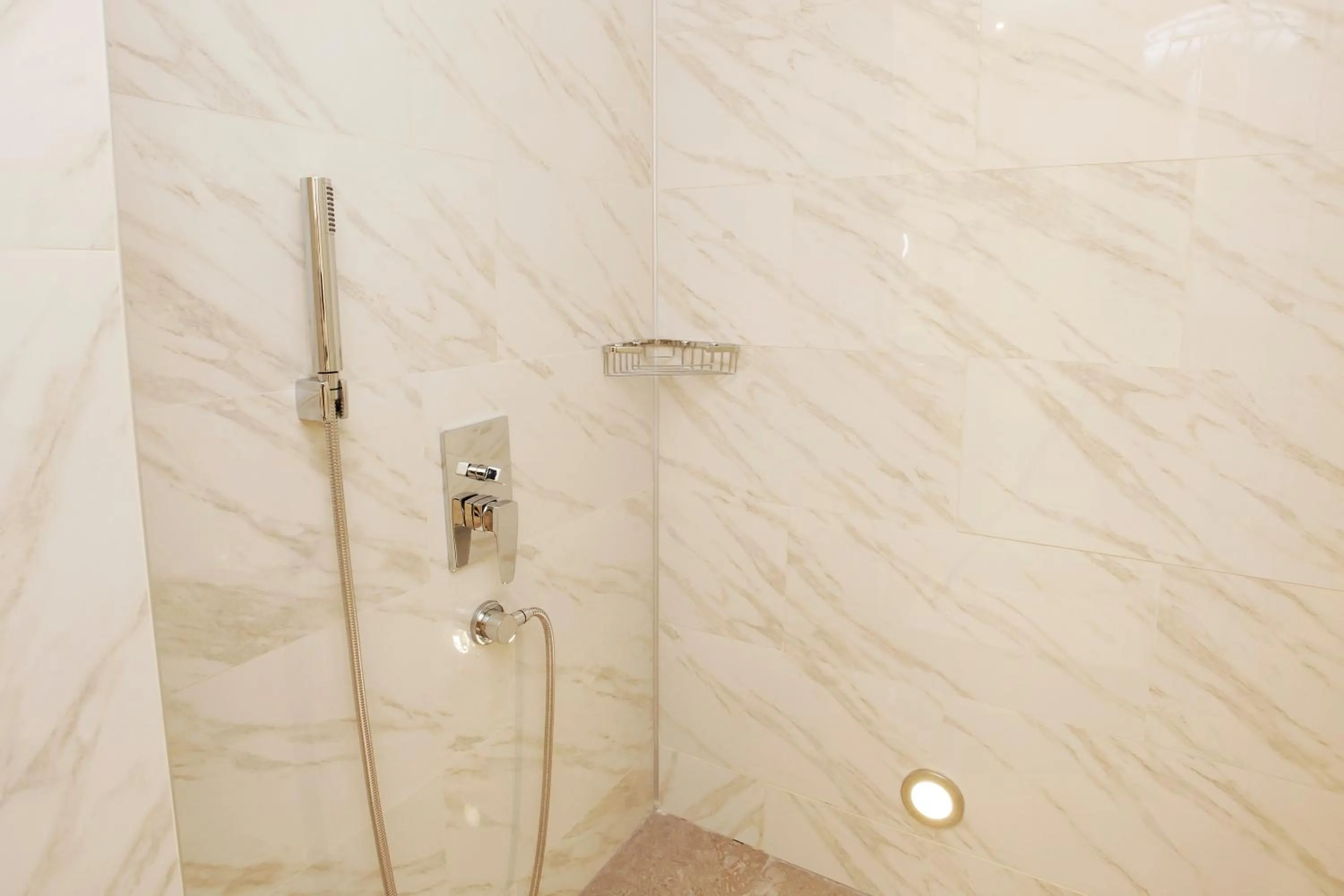 Shower in Kleopatra Suit Hotel