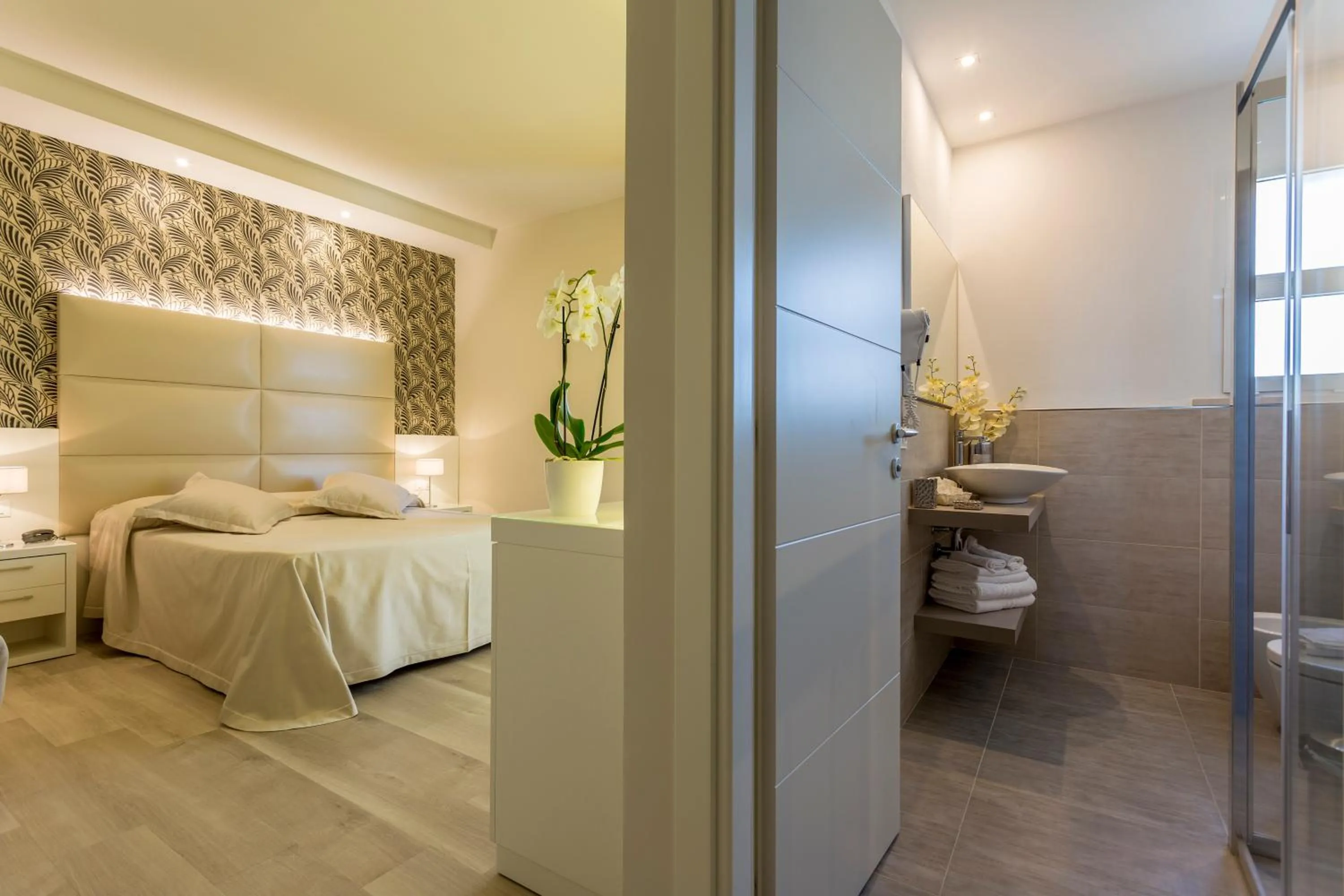 Garden view, Bed in Hotel Riviera