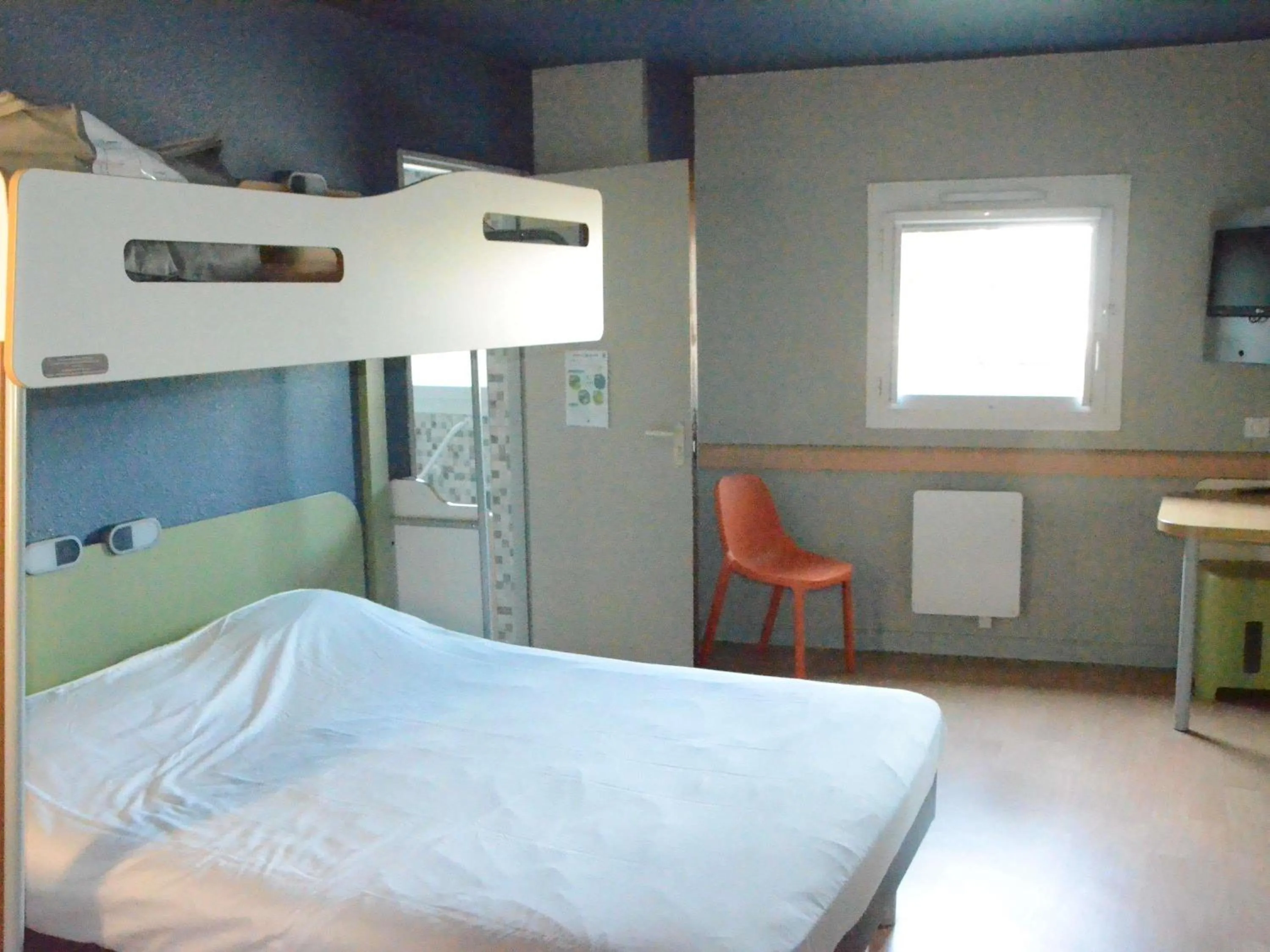 Bedroom, Bed in ibis budget Rouen Nord Isneauville