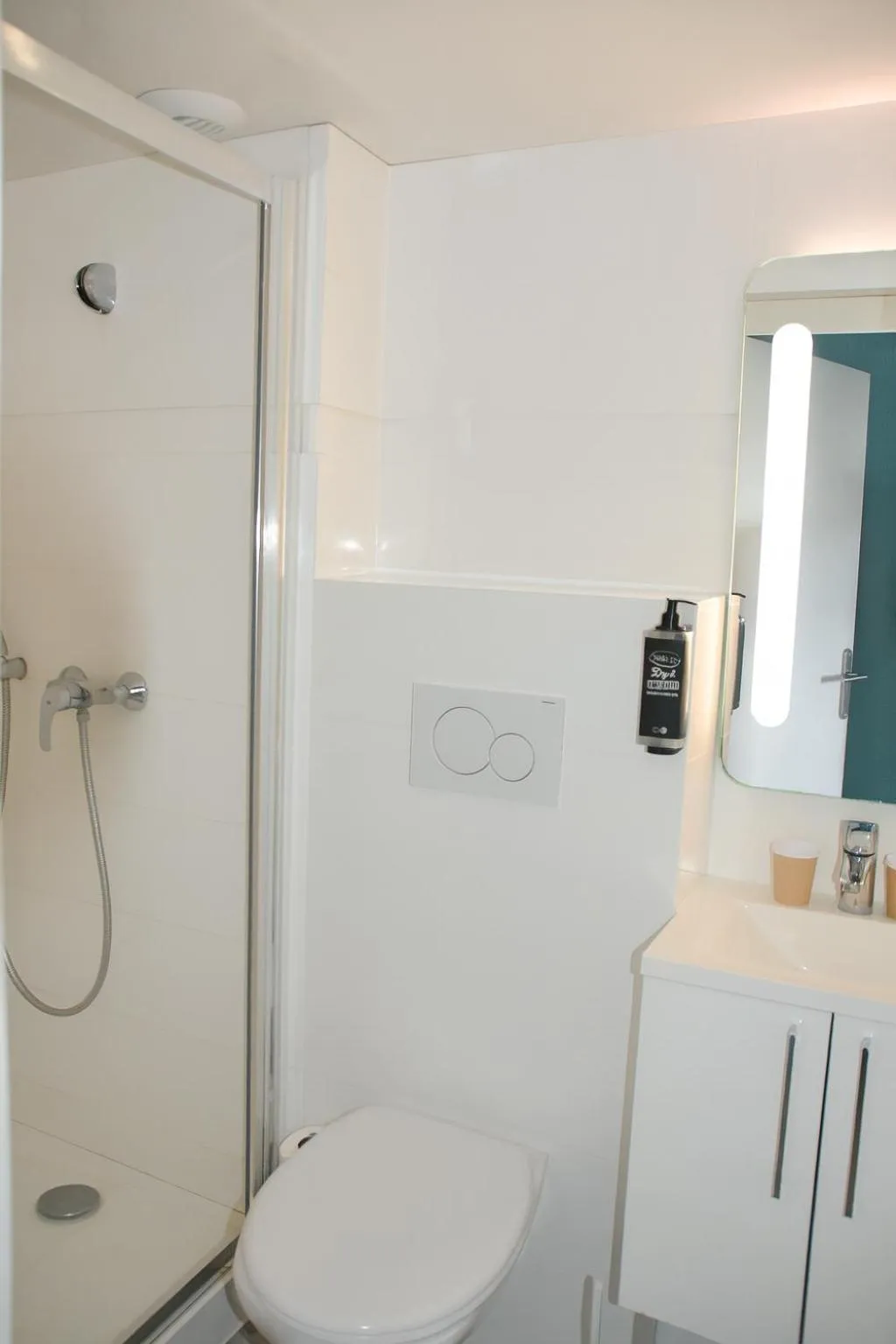 Bathroom in ibis budget Rouen Nord Isneauville