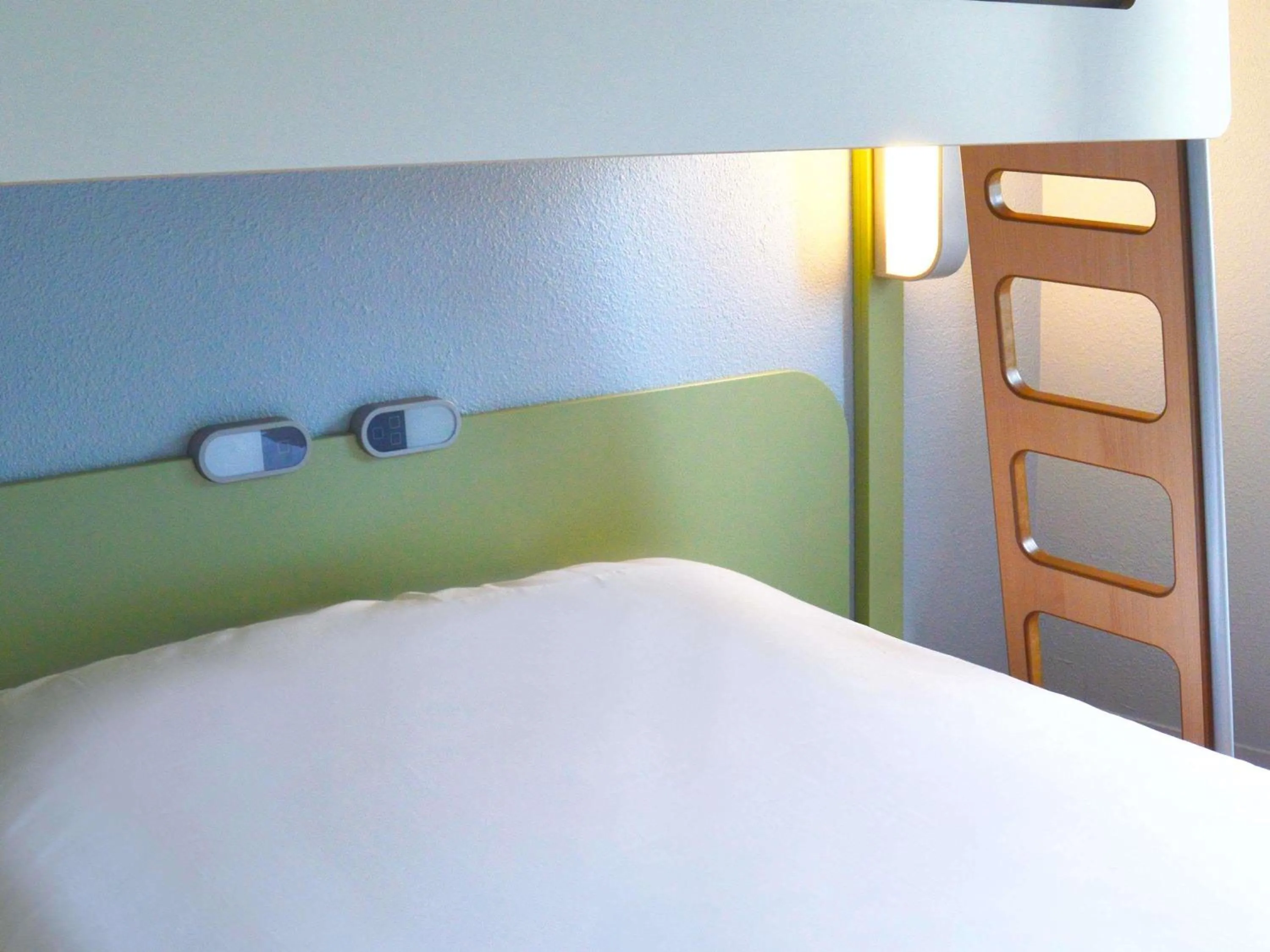 Bedroom, Bed in ibis budget Rouen Nord Isneauville