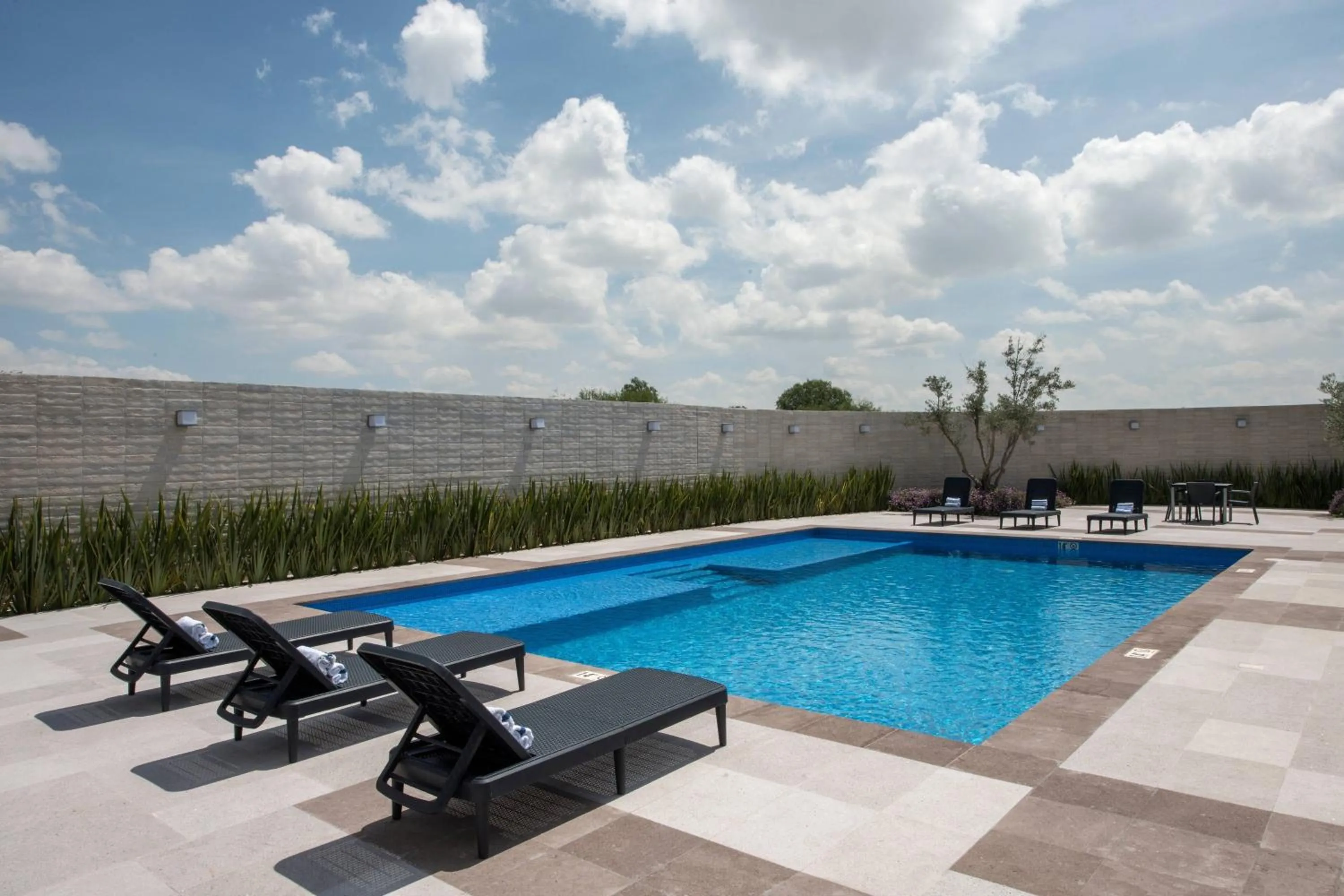 Swimming pool in Courtyard by Marriott San Luis Potosi, Los Lagos