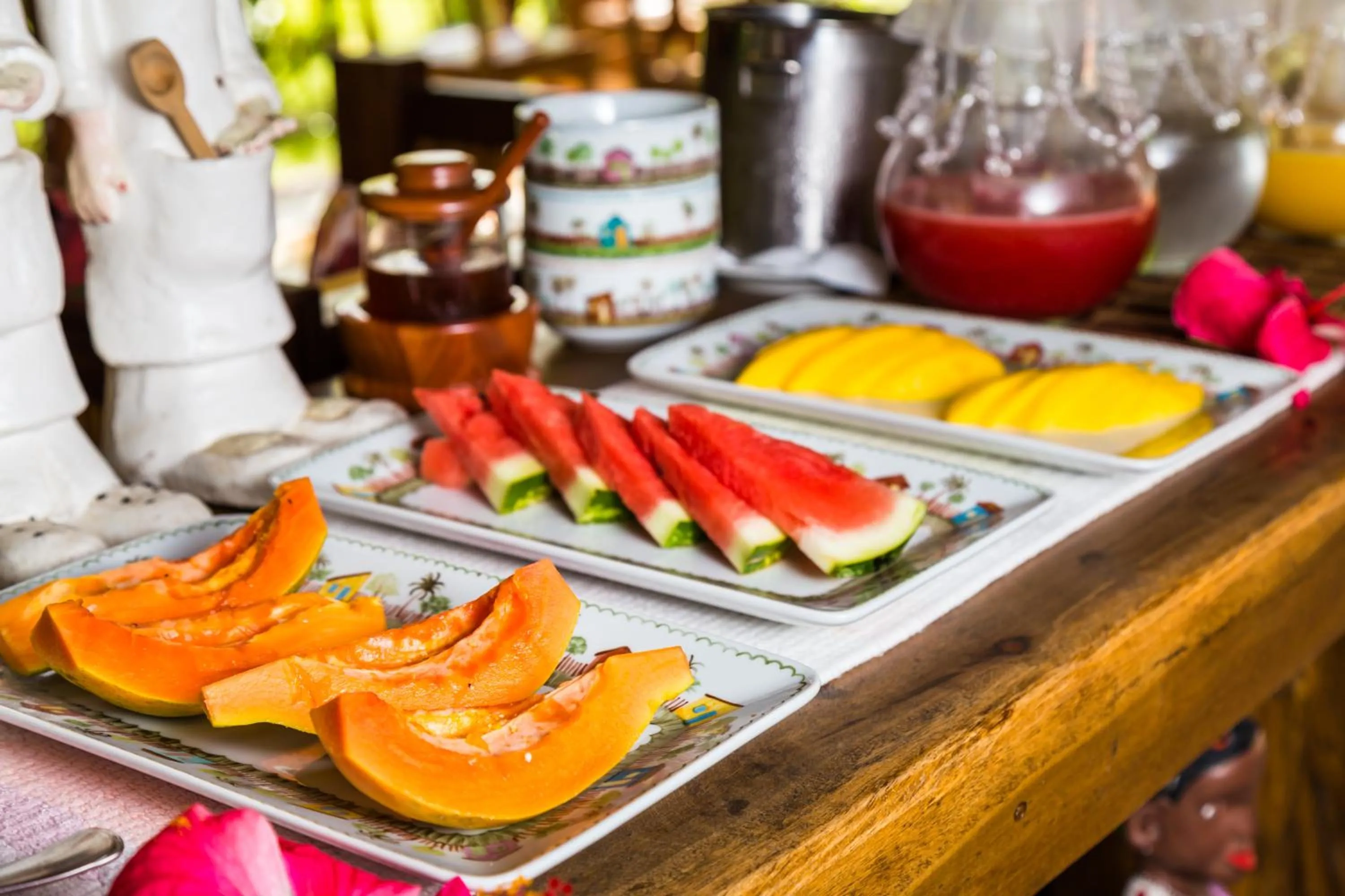 Buffet breakfast in Pousada Enseada do Espelho