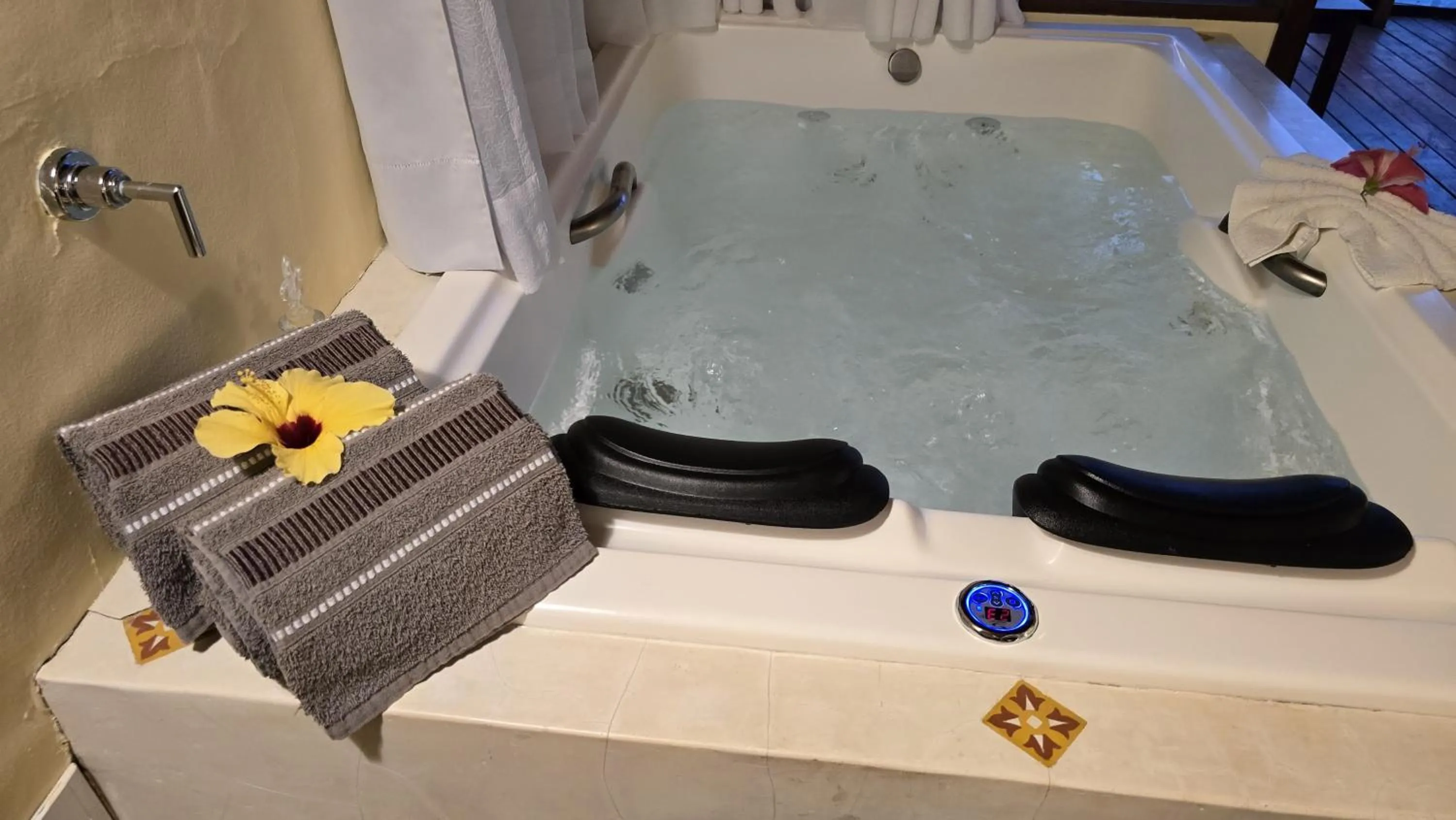 Hot Tub in Pousada Enseada do Espelho