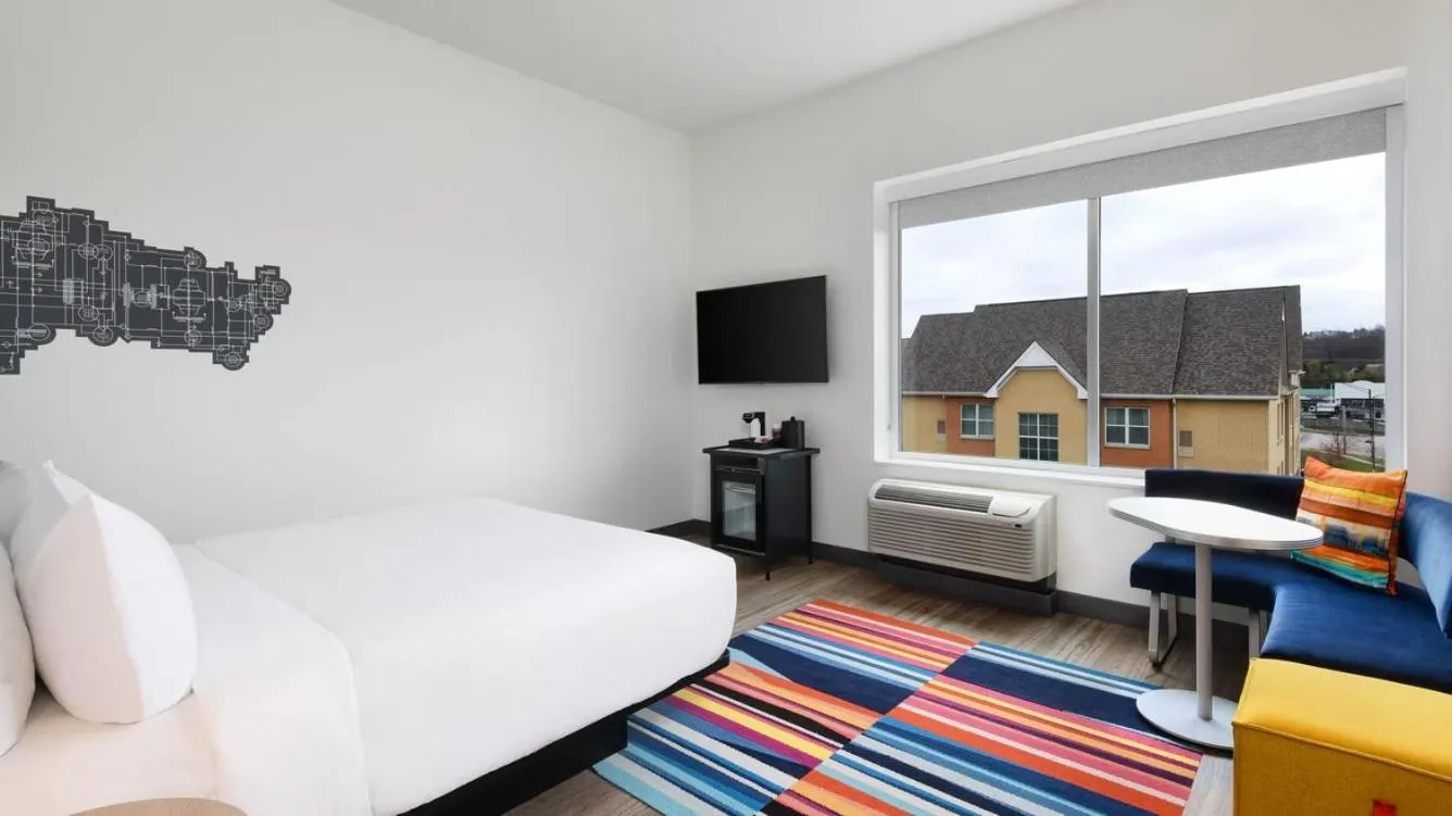 Seating area, Bed in Aloft Cincinnati West Chester