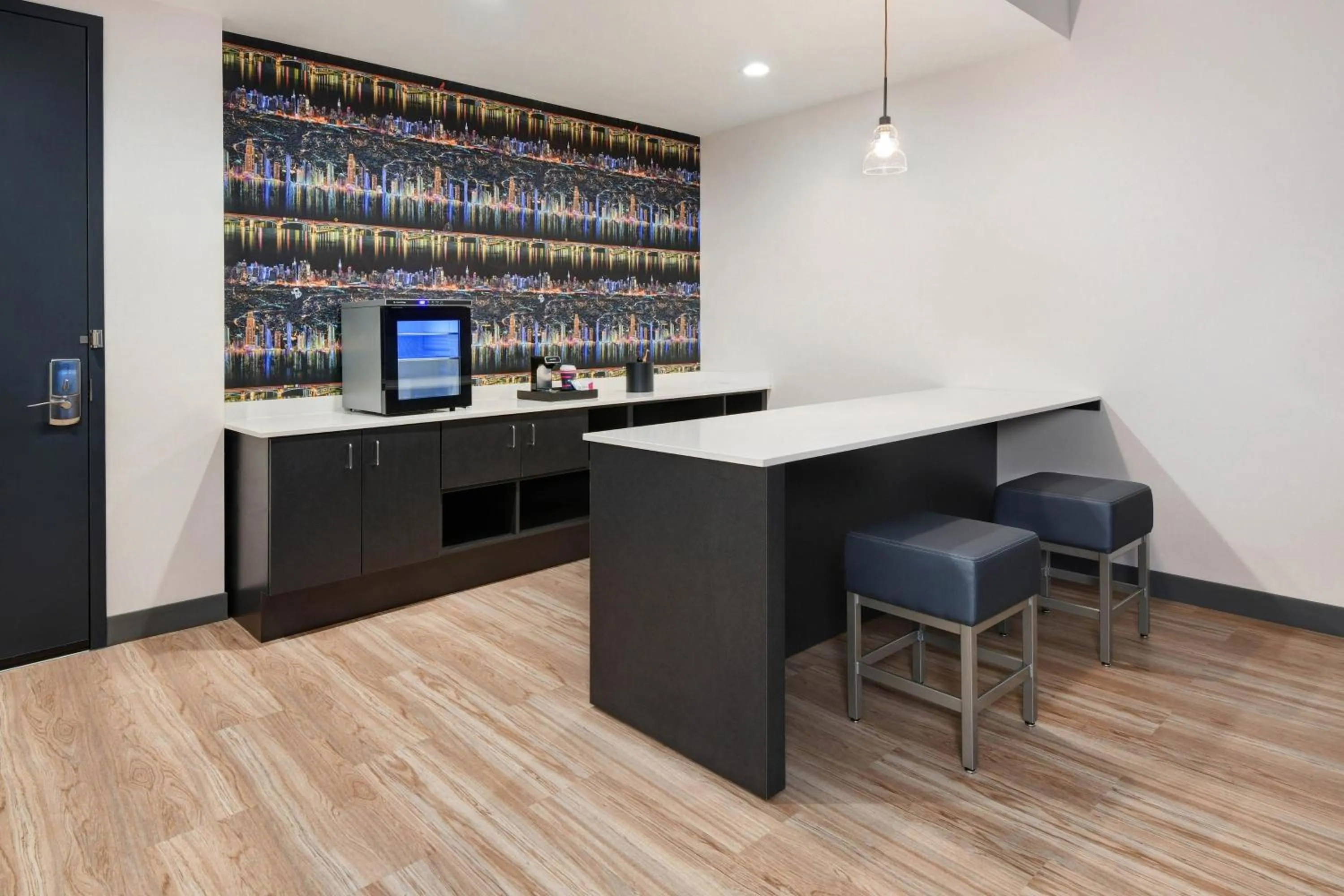 Lounge or bar in Aloft Cincinnati West Chester