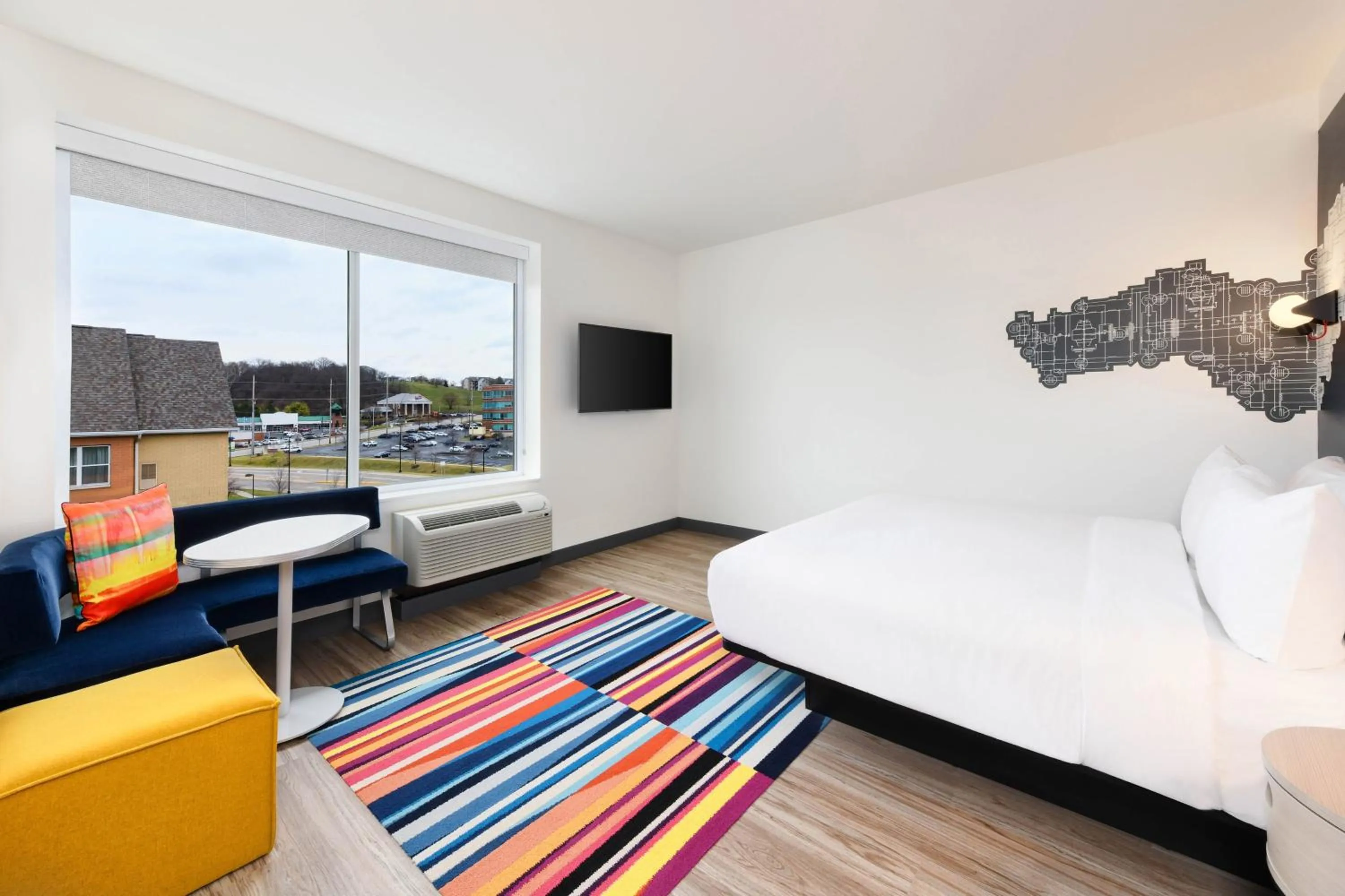 Photo of the whole room, Bed in Aloft Cincinnati West Chester
