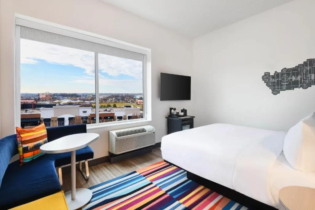 Bedroom, Bed in Aloft Cincinnati West Chester