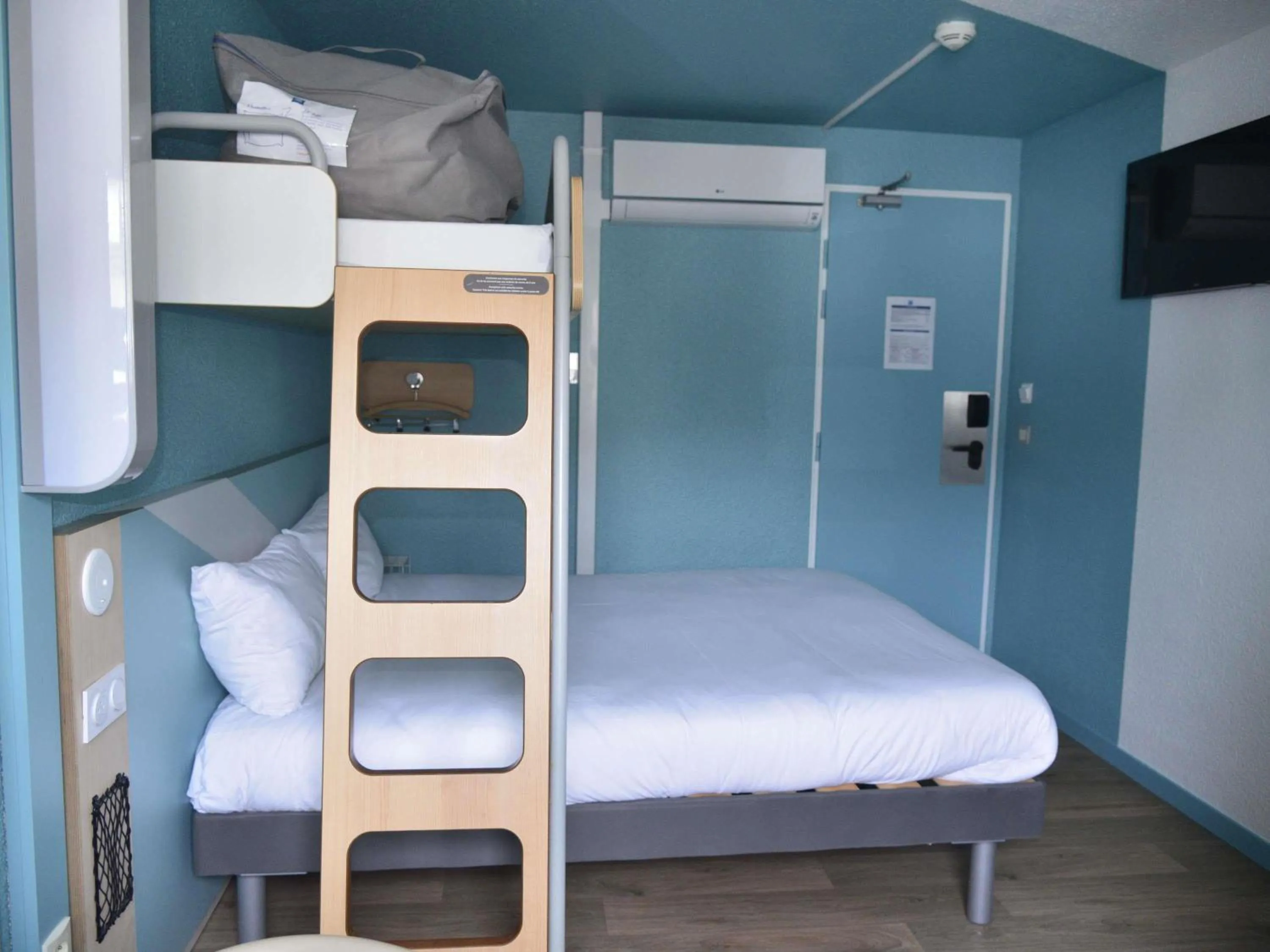 Bedroom, Bed in ibis budget Blois Centre