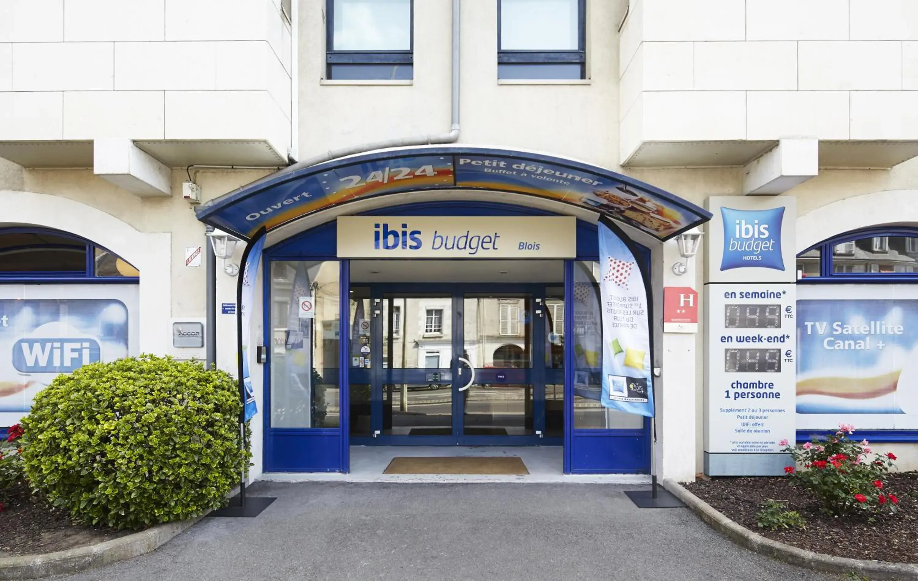 Facade/entrance in ibis budget Blois Centre Facade/entrance in ibis budget Blois Centre
