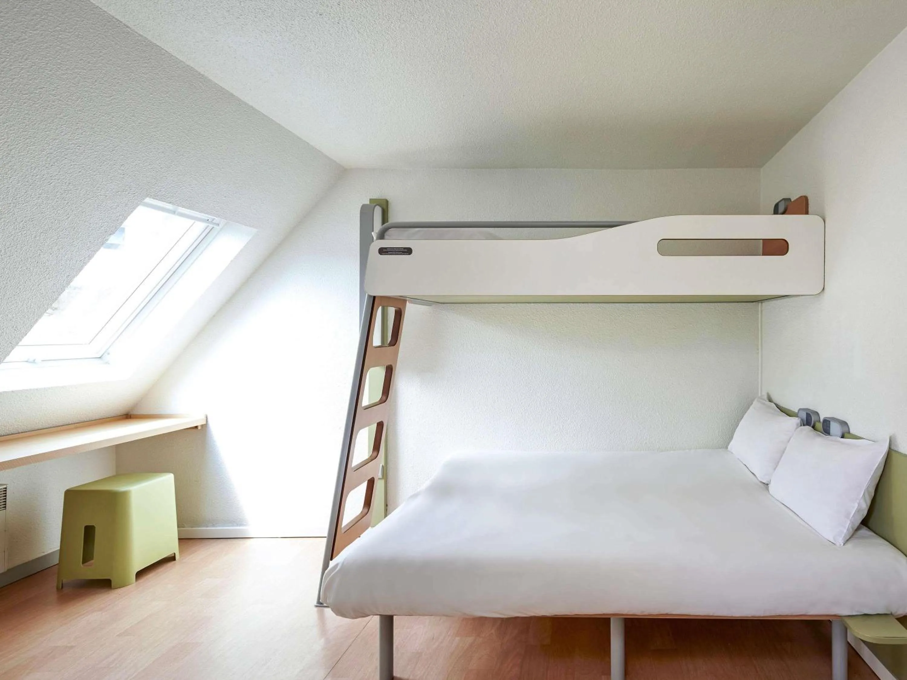 Bedroom, Bed in ibis budget Blois Centre