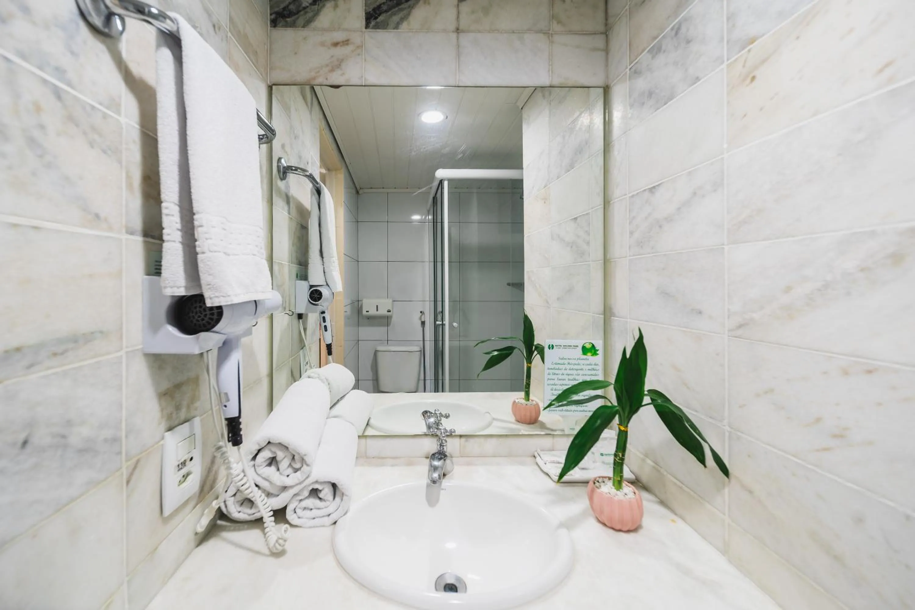 Bathroom in Hotel Golden Park Curitiba By Nacional Inn