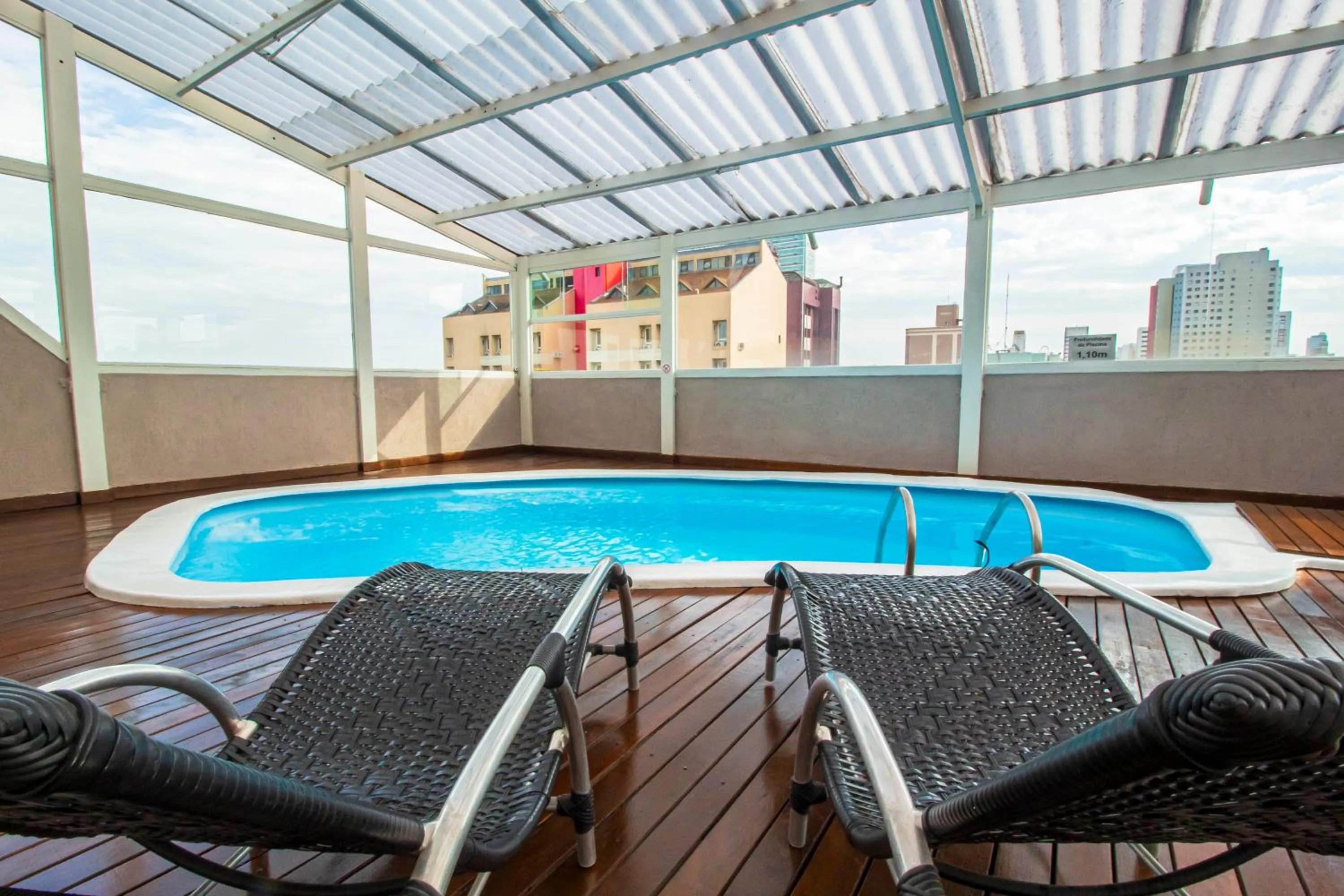 Swimming pool in Hotel Golden Park Curitiba By Nacional Inn