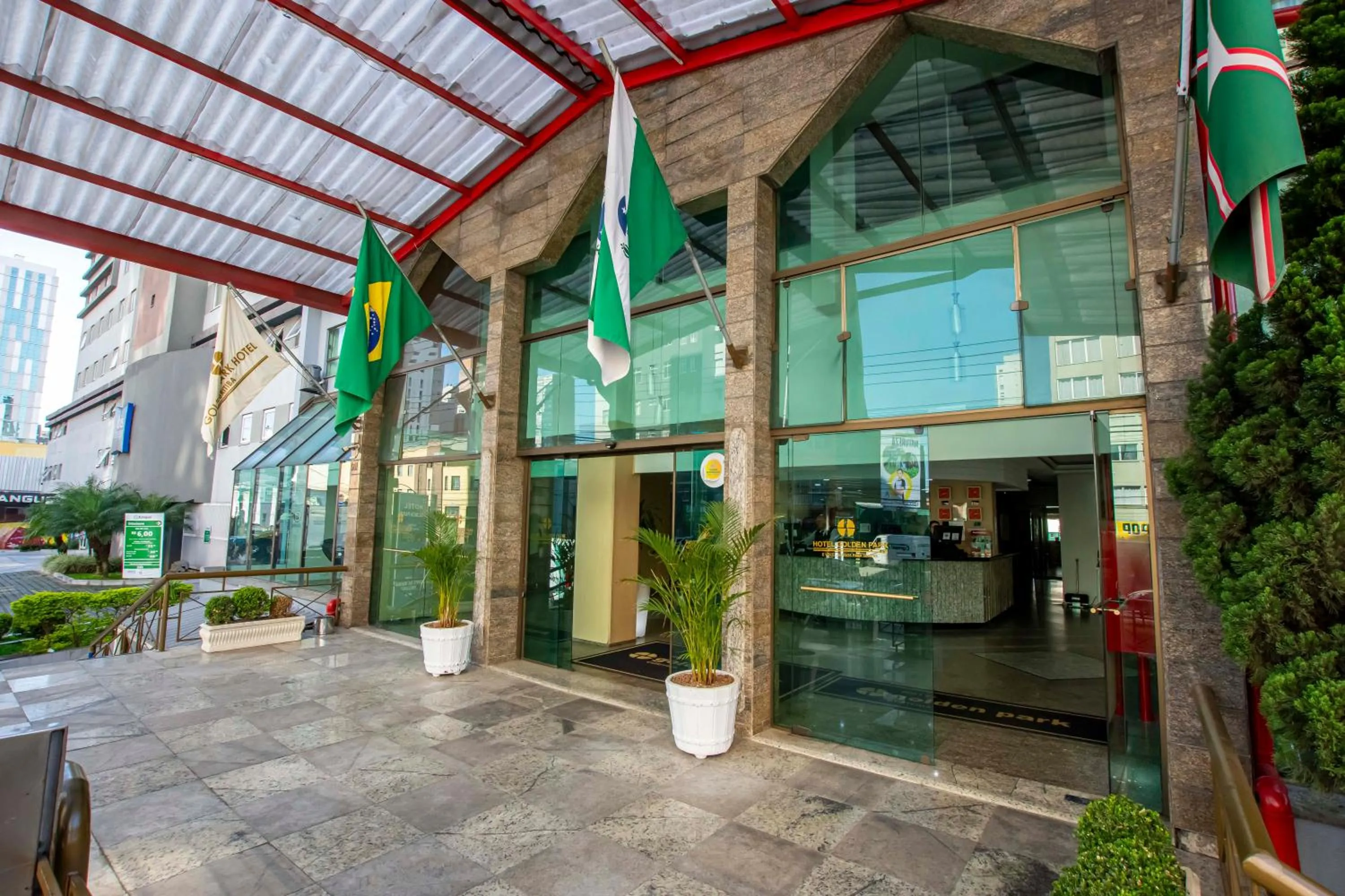 Property building in Hotel Golden Park Curitiba By Nacional Inn