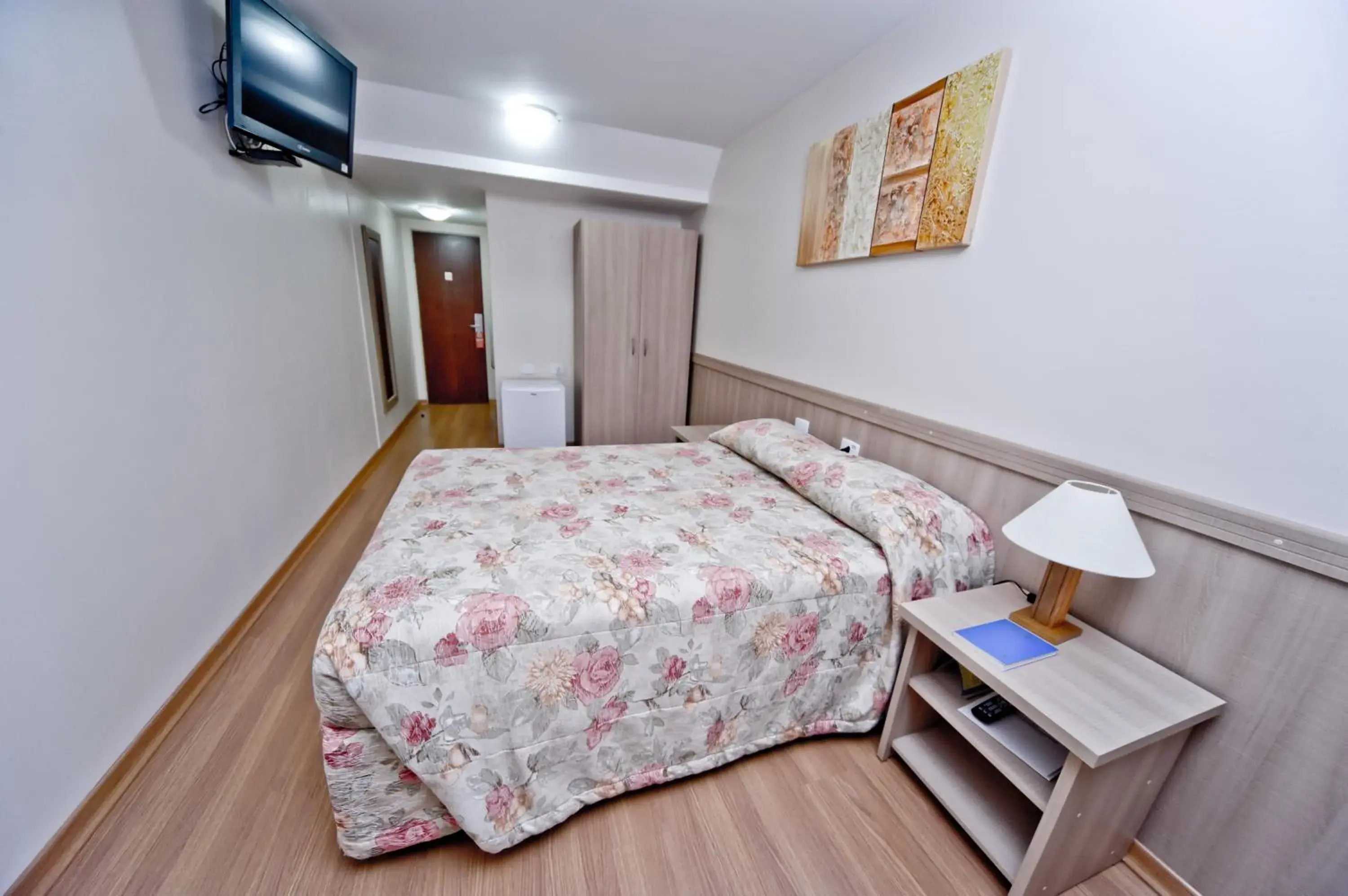 Photo of the whole room, Bed in Hotel Golden Park Curitiba By Nacional Inn Photo of the whole room, Bed in Hotel Golden Park Curitiba By Nacional Inn