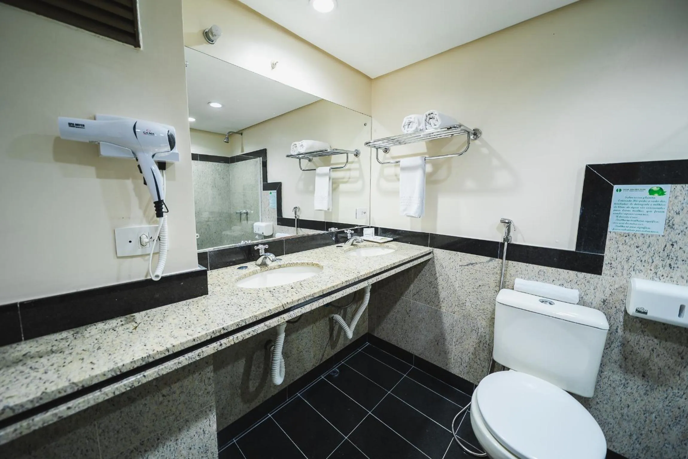 Shower in Hotel Golden Park Curitiba By Nacional Inn