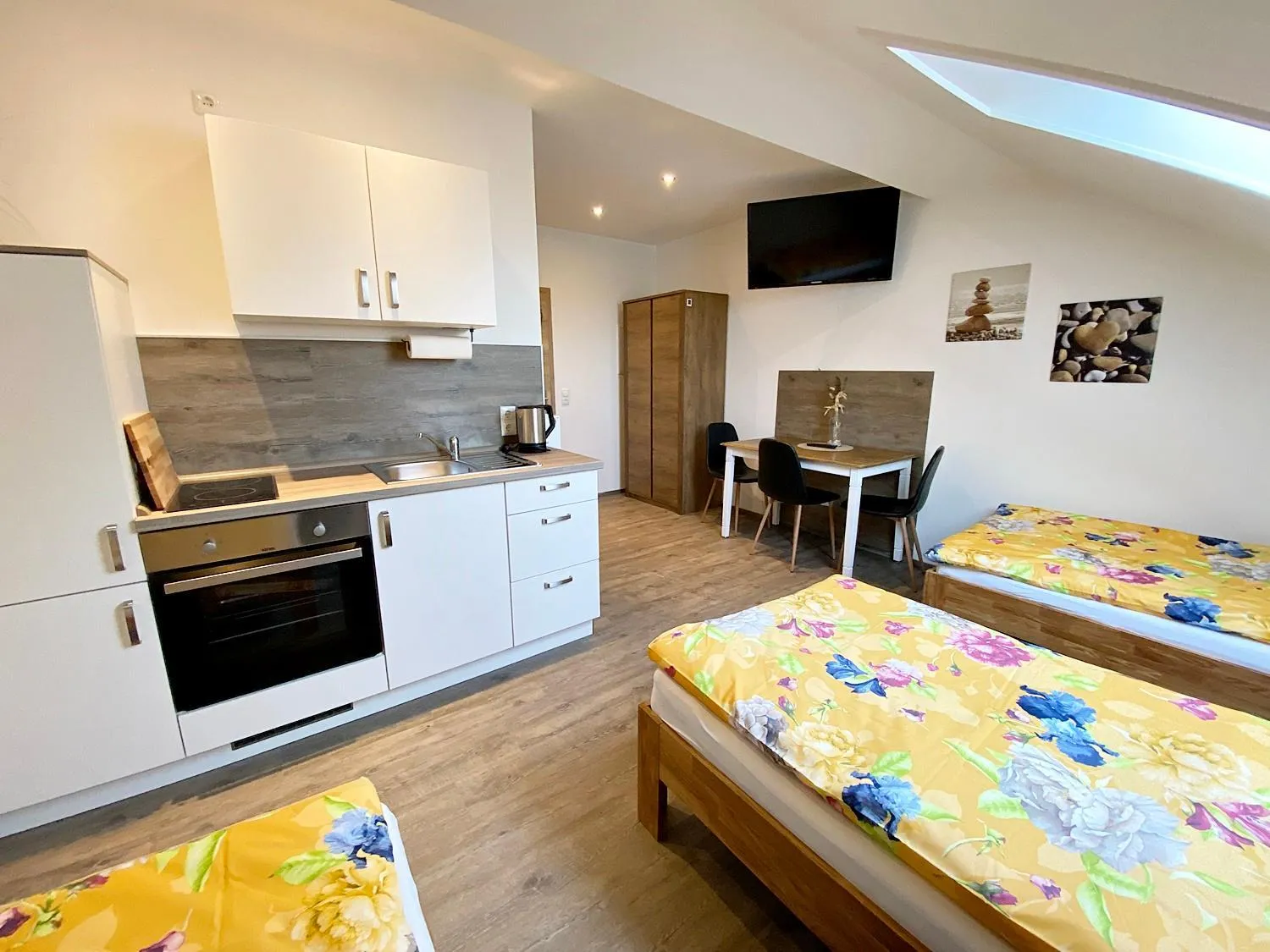 Kitchen or kitchenette in Seehaus Mamming - Hotel - Schlaffässer - Biergarten - Camping