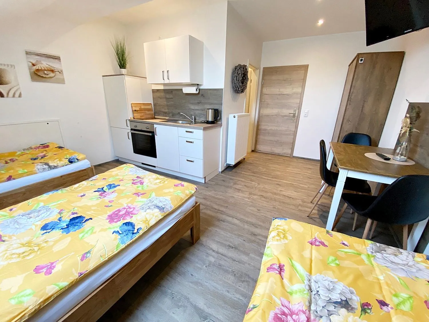 Photo of the whole room, Bed in Seehaus Mamming - Hotel - Schlaffässer - Biergarten - Camping