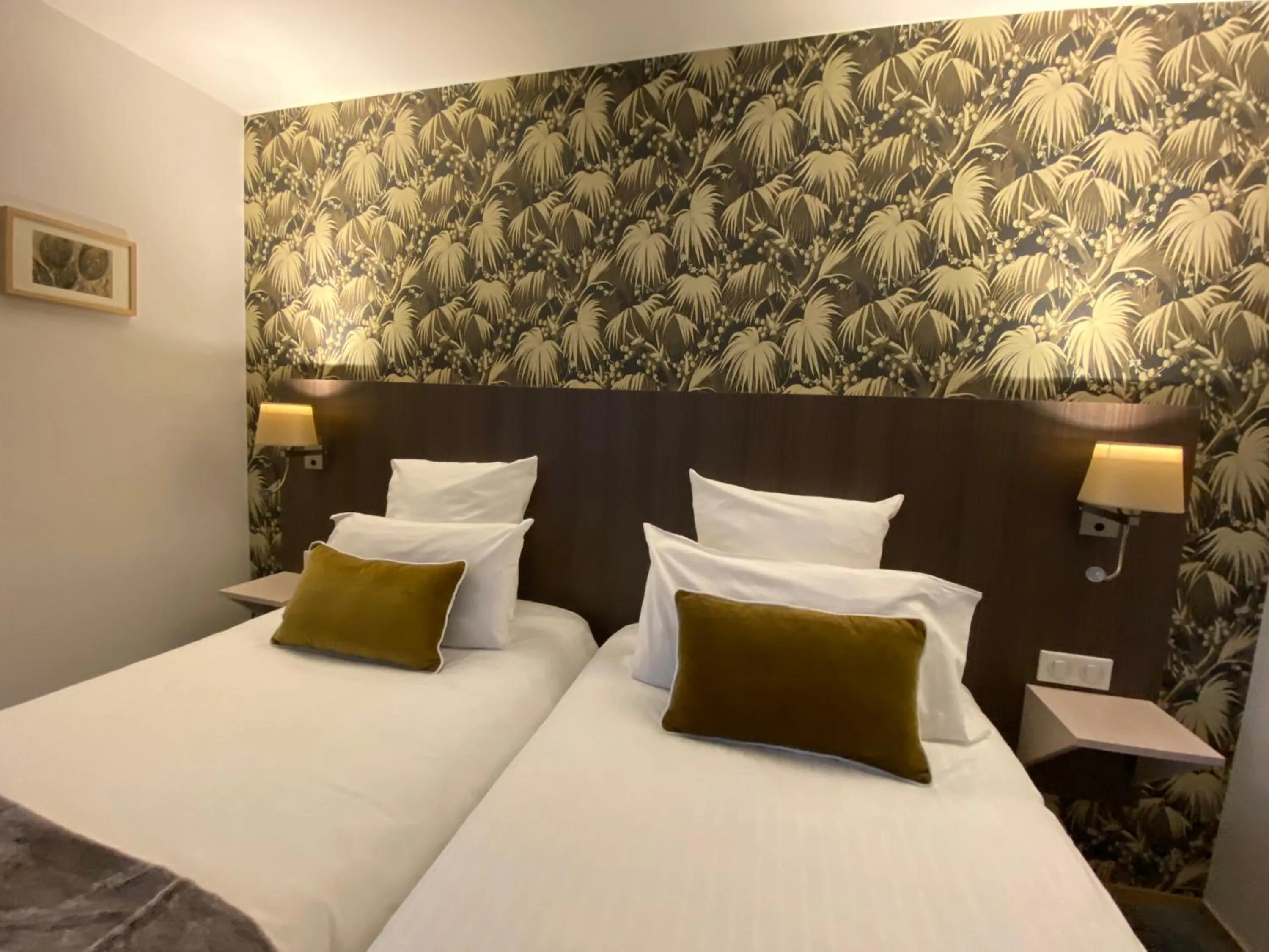 Bed in Cit'Hotel Hôtel de France et d'Europe