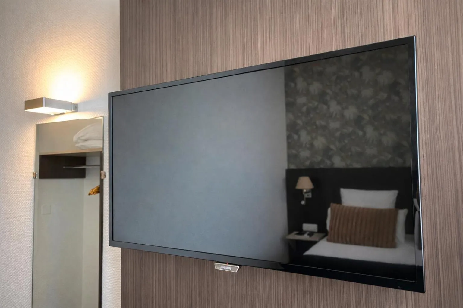 TV and multimedia, Bed in Cit'Hotel Hôtel de France et d'Europe