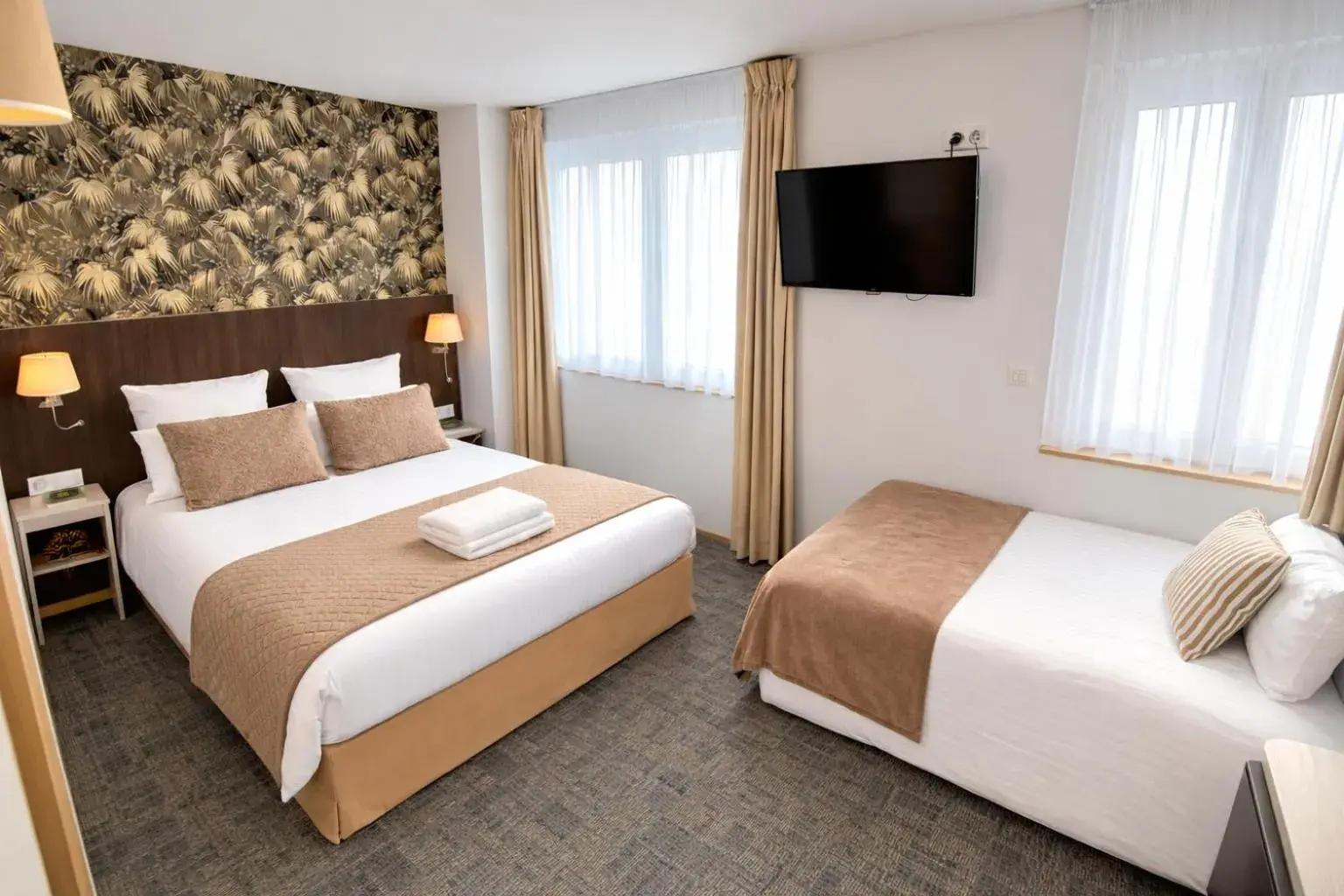 Triple Room (1 Double Bed + 1 Single Bed) in Cit'Hotel Hôtel de France et d'Europe Triple Room (1 Double Bed + 1 Single Bed) in Cit'Hotel Hôtel de France et d'Europe