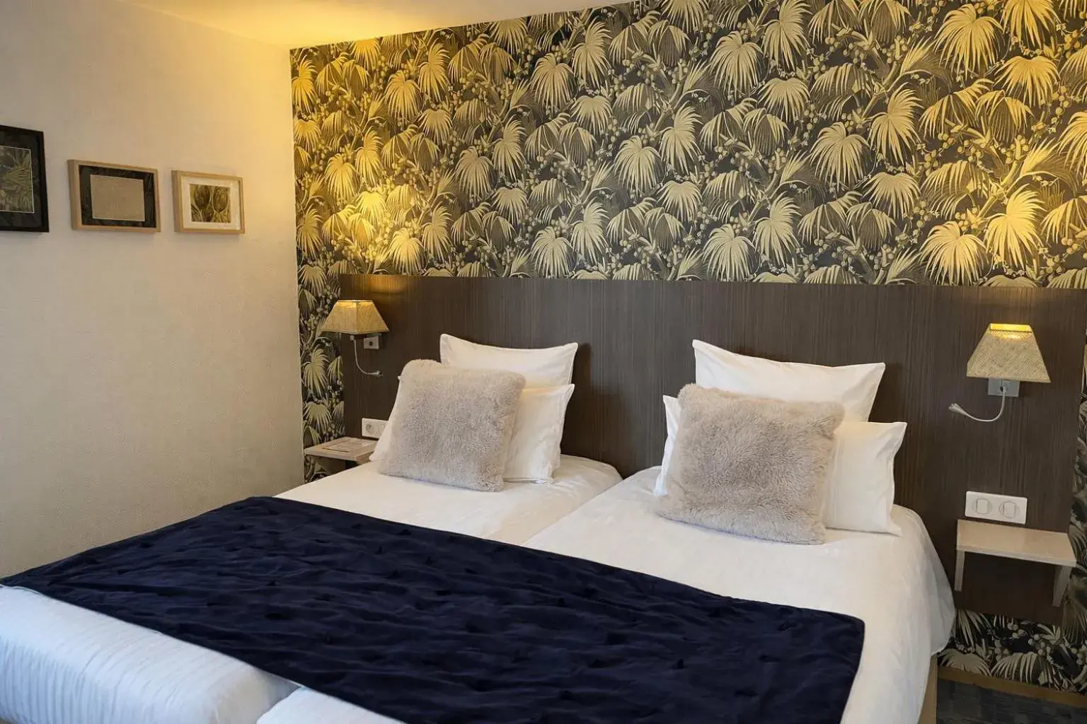 Twin Room with Bath in Cit'Hotel Hôtel de France et d'Europe Twin Room with Bath in Cit'Hotel Hôtel de France et d'Europe