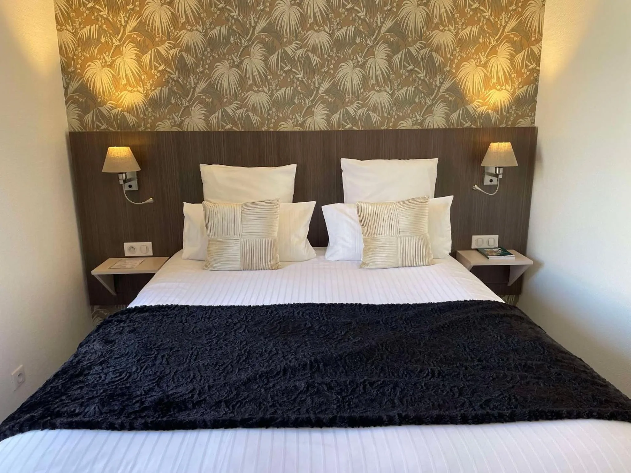 Bed in Cit'Hotel Hôtel de France et d'Europe